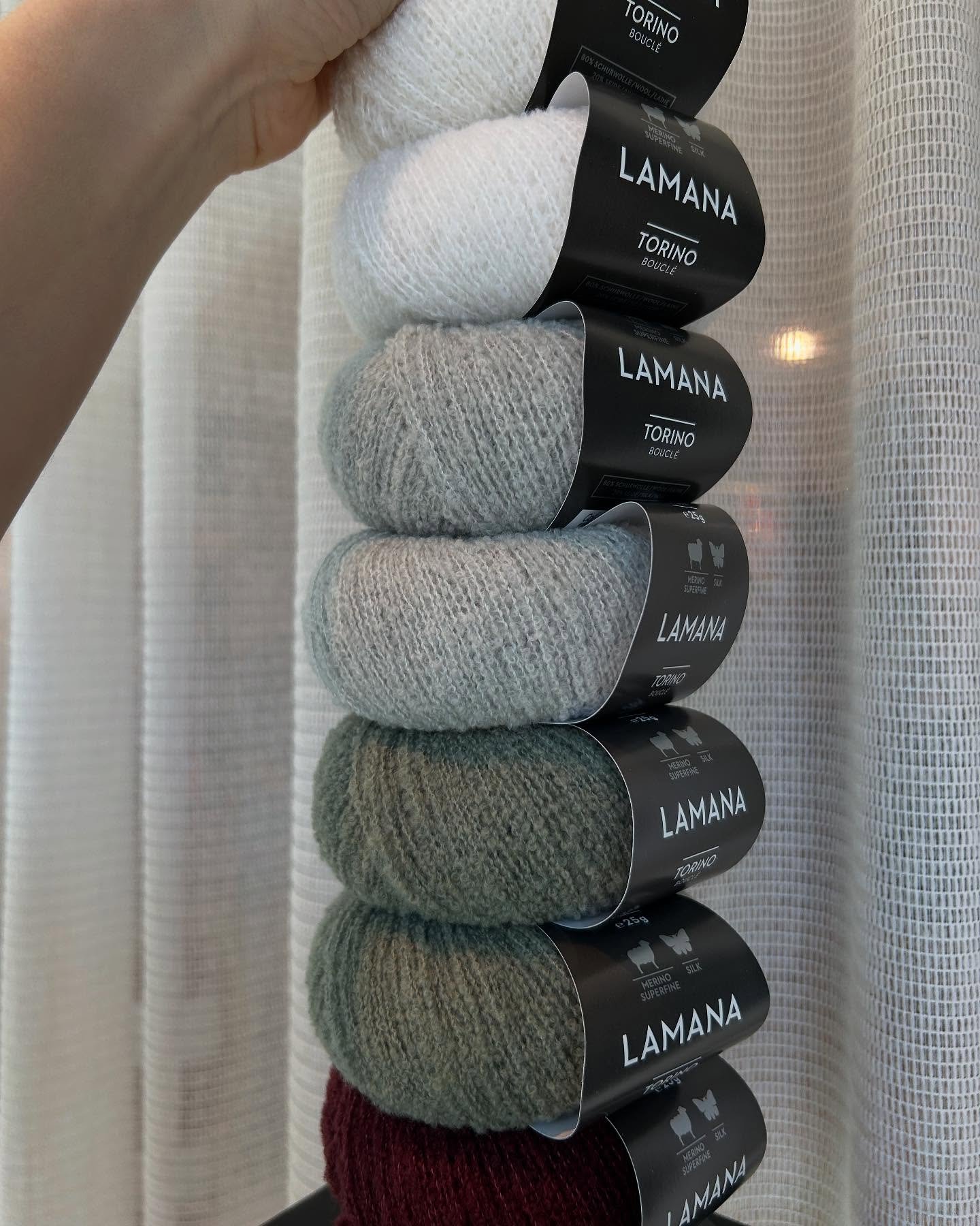 ✨NIEUW NIEUW NIEUW ✨

Deze prachtige fijne boucl&eacute;draad is een nieuwe toevoeging aan ons wolassortiment. Op de beurs hebben we deze gespot &amp; konden we niet laten liggen. Voorlopig beschikbaar in 4 kleuren. 

Wie heeft er al leuke projectjes