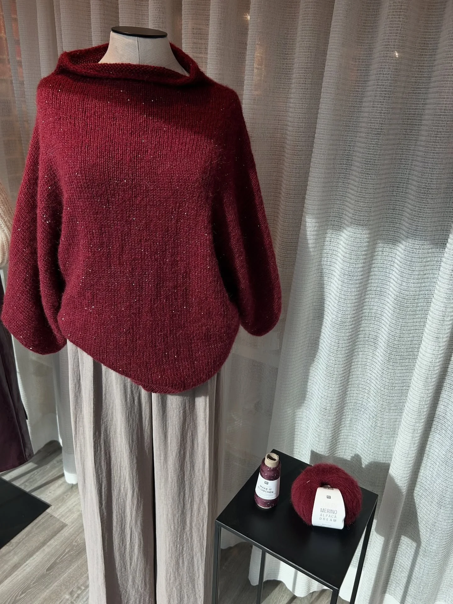 we π burgundy 
een etalage in onze favoriete herfstkleuren waar iedereen prachtig mee staat! π«Άπ»