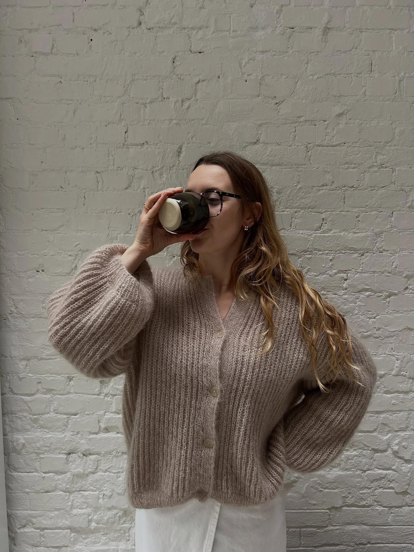 Breipakket: Vest Barcelona ☕️🫶🏻

Na vele verzoekjes hebben we onze vest Barcelona ook als pakket op de webshop gezet. Je vindt in dit pakket het patroon en het garen. Je hebt de keuze uit vele verschillende kleuren in kid silk van drops (neem zeker