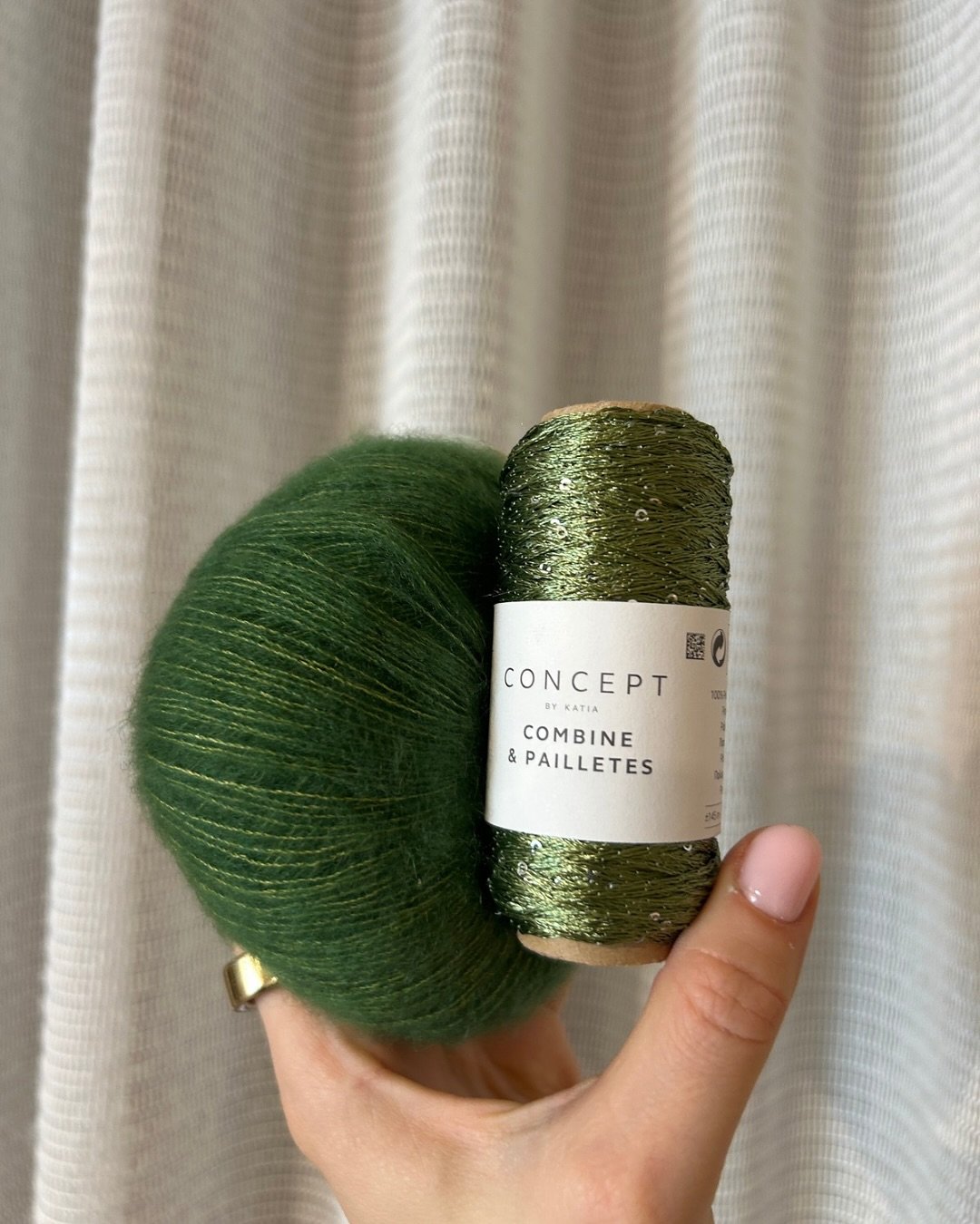 De feestdagen komen eraan &amp; daarom hebben wij extra glitter garen in huis gehaald. Deze combinaties zijn precies made for each other. ✨🪩

We combineren op de foto steeds een glitterdraad van katia &ldquo;Combine &amp; pailletes&rdquo; met de Pri