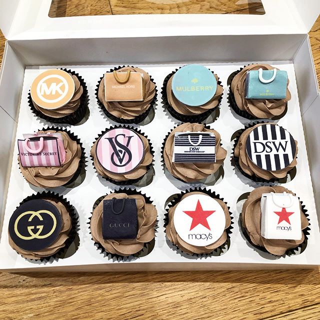 12 cuppies headed out for a shopaholic and bag lover 🥰 💼 .
.
.
.
.
.
.
.
.
.
.
.
.
#cakes #cake #buttercreamcake #cakefun #cakesofinstagram #cakedecorator #cakesbytamsinpearson #surrey #hampshire #surreycakes #hampshirecakes #hampshirebaker #surrey