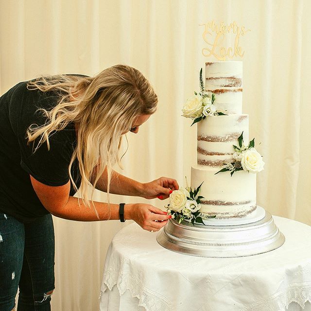 Oooop, you caught me! Arranging the flowers on a wedding cake is one of my favourite parts. .
.
.
.
.
.
.
.
.
.
.
.
.
#cake #cakes #weddingcake #weddingday #nakedcake #tieredcakes #bakersofinstagram #cakesbytamsinpearson #surreyweddings #hampshirewed