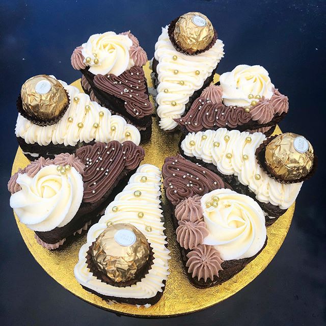 Afternoon Tea #cakepizza - mix of marble sponge with vanilla buttercream and chocolate sponge with chocolate buttercream. .
.
.
.
.
.
.
.
.
.
.

#cakeserves #chocolate #chocolatecake #cakes #cake #buttercreamcake #cakefun #cakesofinstagram #cakedecor