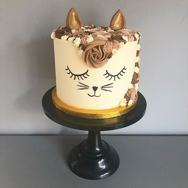 Brown and gold cat cake 🐱 .
.
.
.
.
.
.
.
.
.
.
.

#cakes #cake #buttercreamcake #cakefun #cakesofinstagram #cakedecorator #cakesbytamsinpearson #surrey #hampshire #surreycakes #hampshirecakes #hampshirebaker #surreybaker #bakersofinstagram #catcake