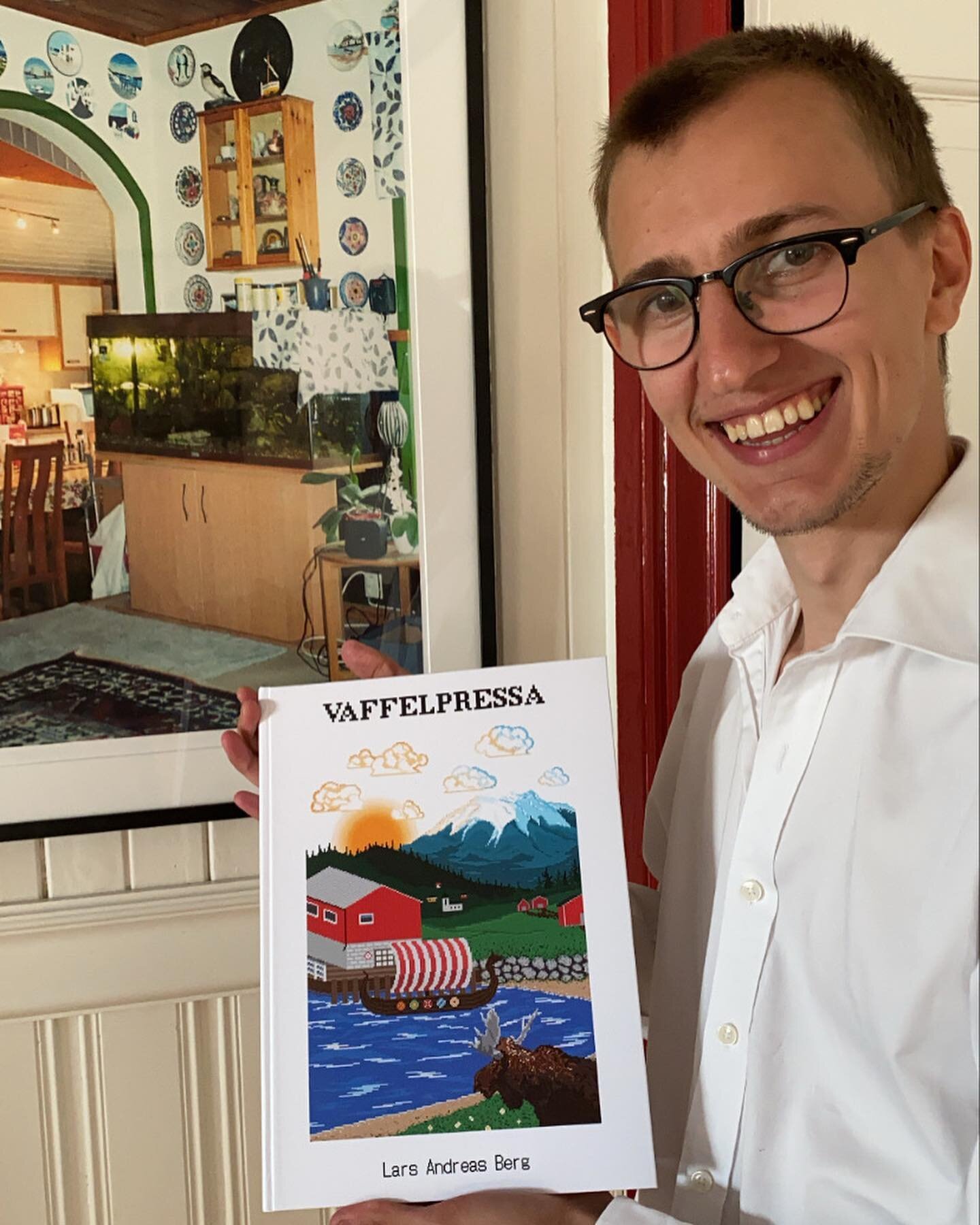 For noen dager det har v&aelig;rt!

&laquo;Vaffelpressa&raquo; og Sands&oslash;y har blitt bes&oslash;kt av masse folk utenfra, b&aring;de fra Oslo, Harstad og andre steder.

Utrolig takknemlig for alle som har v&aelig;rt innom og tatt turen!
 
Utsti