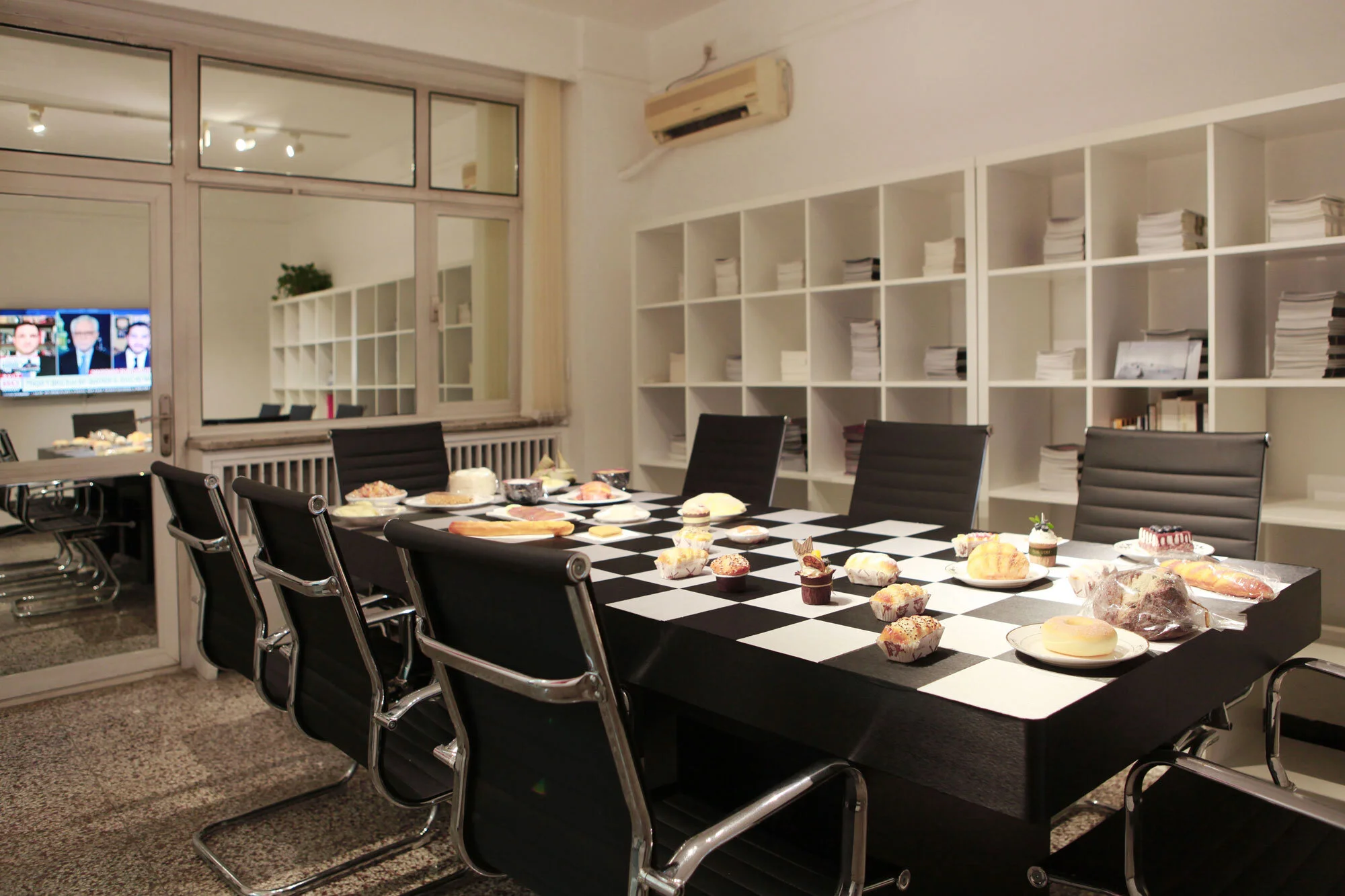 A Game  | installation   | space size: 495×80×287 cm, chess game size: 247×101×77 cm   | conference table, chairs, bookshelf, window foils, food models, mirror, television (CNN News)  一个局  | 装置 | 空间尺寸 495 /380/287cm 棋局尺寸 247/101/77cm | 会议桌、椅子、书架、贴膜