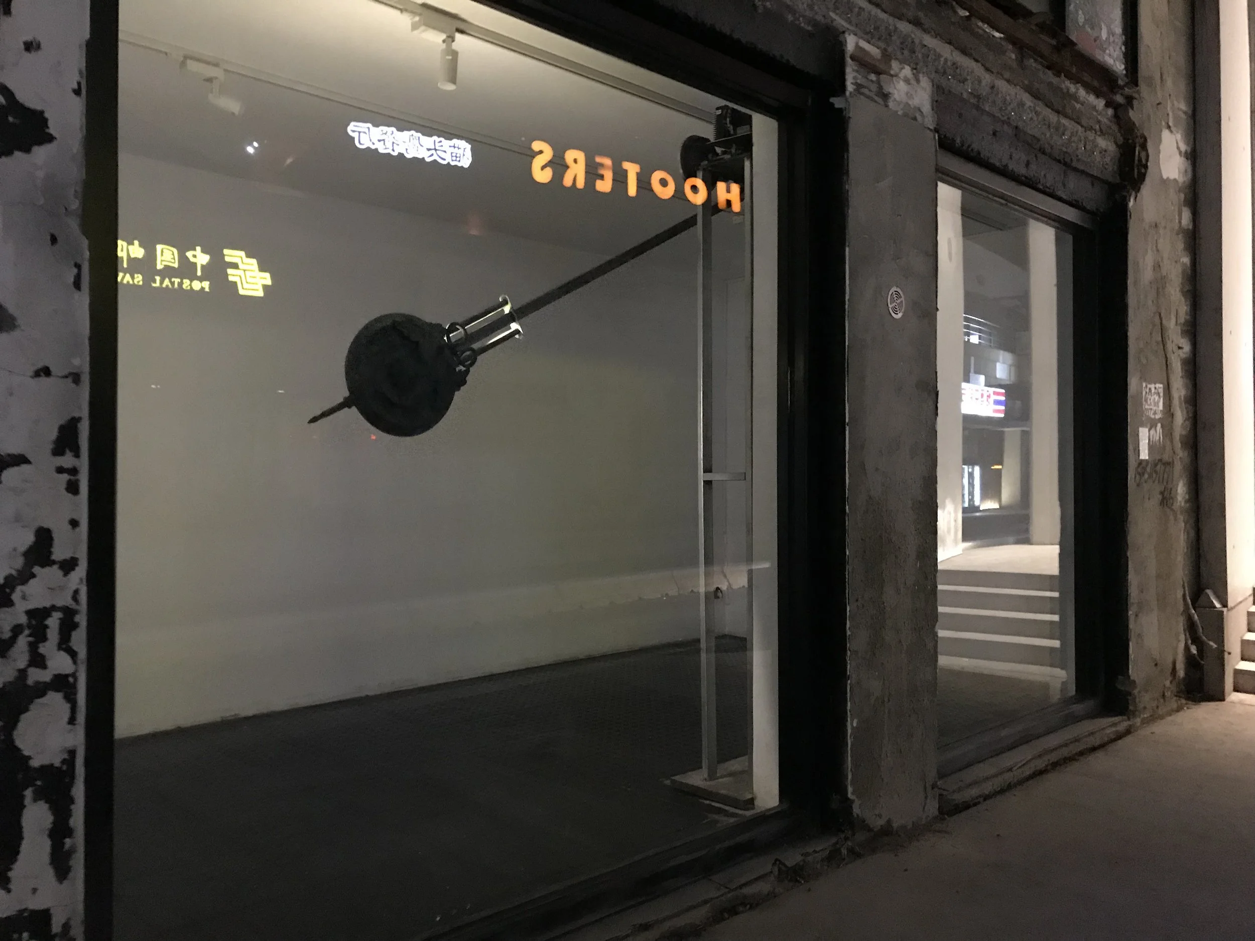 李怒:《左右》,装置,材料:综合材料 北京纹身店实验艺术空间 项目实施时间:2018.3.22-6.5 (2).jpg