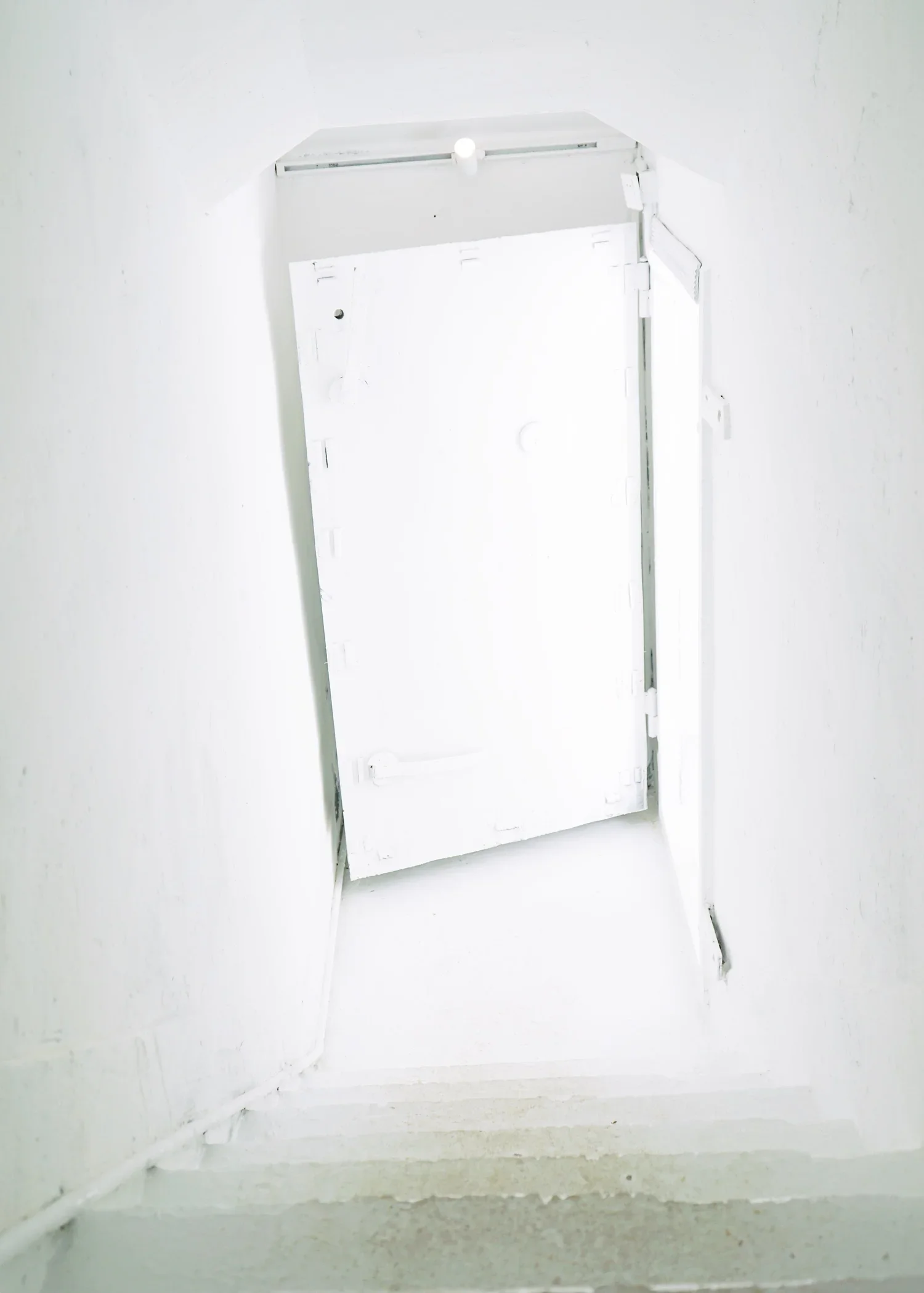 SAFE HOUSE #3《安全屋 #3》   AUDIOVISUAL INSTALLATION ALUMINUM PLATE, ALUMINUM PROFILE, BIRCH BOARD, SPEAKERS, POWER AMPLIFIER, FREQUENCY DIVIDER, LF ELECTRODELESS LAMP, WIRE, SCREW, FLASH DISK, 5-CHANNEL SOUND  灯光声音装置 铝板,铝型材,桦木板,喇叭,功放,分频器,低频无极灯,线材, 螺丝,