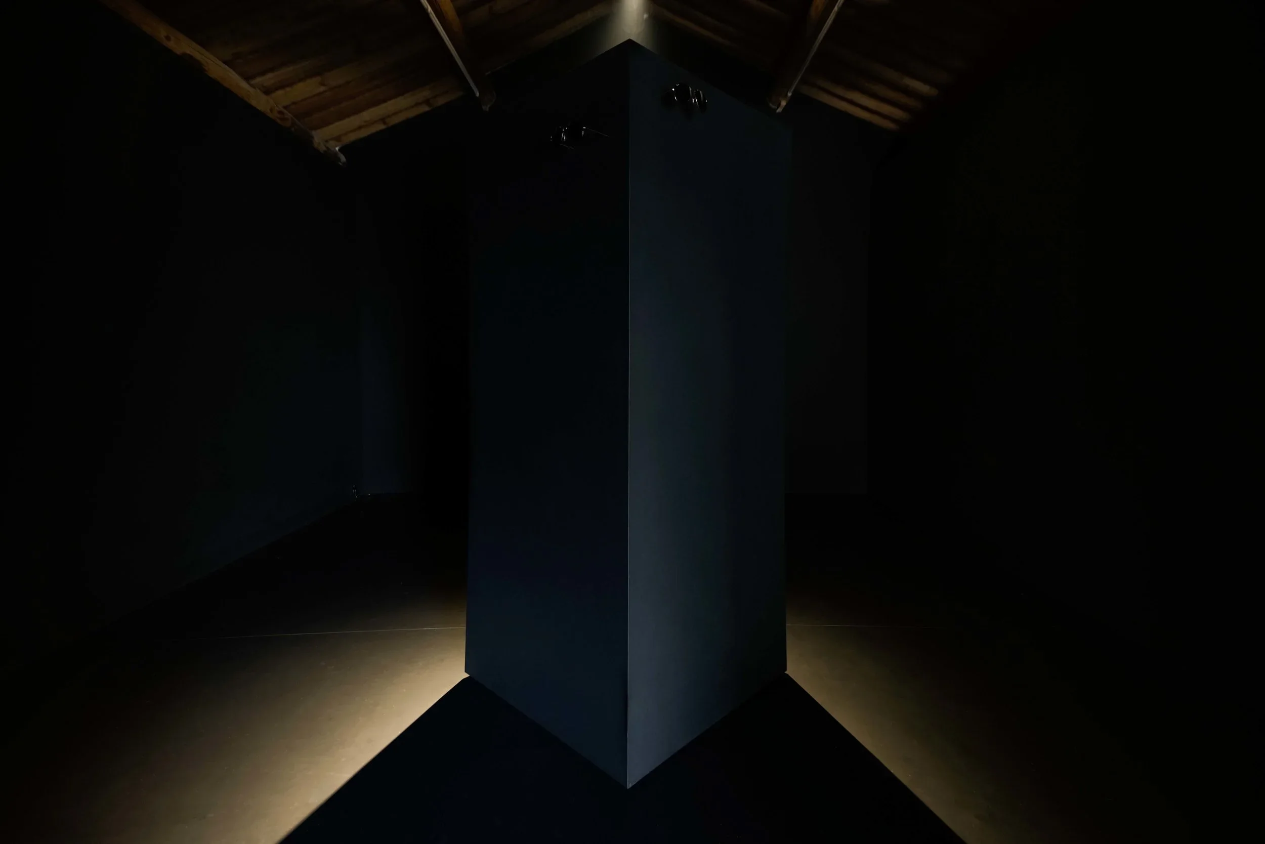 SAFE HOUSE #2《安全屋 #2》   MECHANICAL-KINETIC INSTALLATION POWDER COATING IRON PLATE, SQUARE TUBE, PAINT, SERVO MOTOR, REDUCER, BEARING, BEARING HOUSING, GEAR, CONTROLLER CABINET, WIRE, SUNGLASSES, STAINLESS STEEL DOOR HANDLE, SCREW  机械运动装置 喷塑铁板,方管,油漆