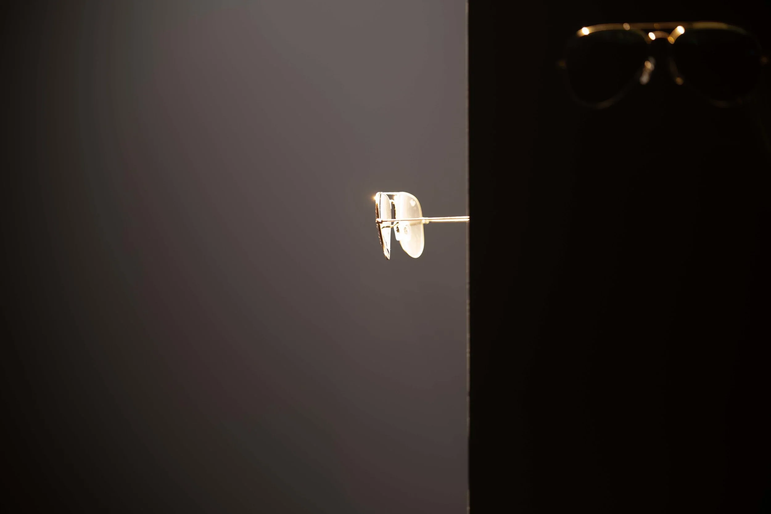 SAFE HOUSE #2《安全屋 #2》   MECHANICAL-KINETIC INSTALLATION POWDER COATING IRON PLATE, SQUARE TUBE, PAINT, SERVO MOTOR, REDUCER, BEARING, BEARING HOUSING, GEAR, CONTROLLER CABINET, WIRE, SUNGLASSES, STAINLESS STEEL DOOR HANDLE, SCREW  机械运动装置 喷塑铁板,方管,油漆