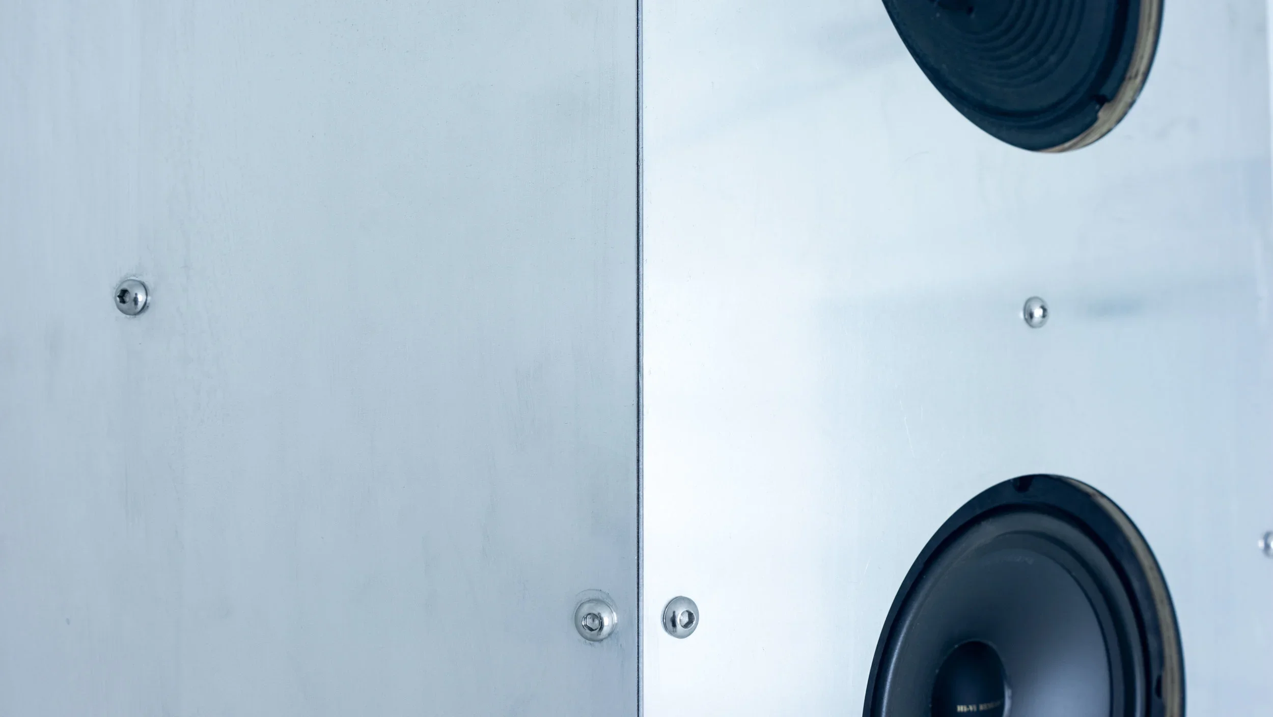 SAFE HOUSE #3《安全屋 #3》   AUDIOVISUAL INSTALLATION ALUMINUM PLATE, ALUMINUM PROFILE, BIRCH BOARD, SPEAKERS, POWER AMPLIFIER, FREQUENCY DIVIDER, LF ELECTRODELESS LAMP, WIRE, SCREW, FLASH DISK, 5-CHANNEL SOUND  灯光声音装置 铝板,铝型材,桦木板,喇叭,功放,分频器,低频无极灯,线材, 螺丝,