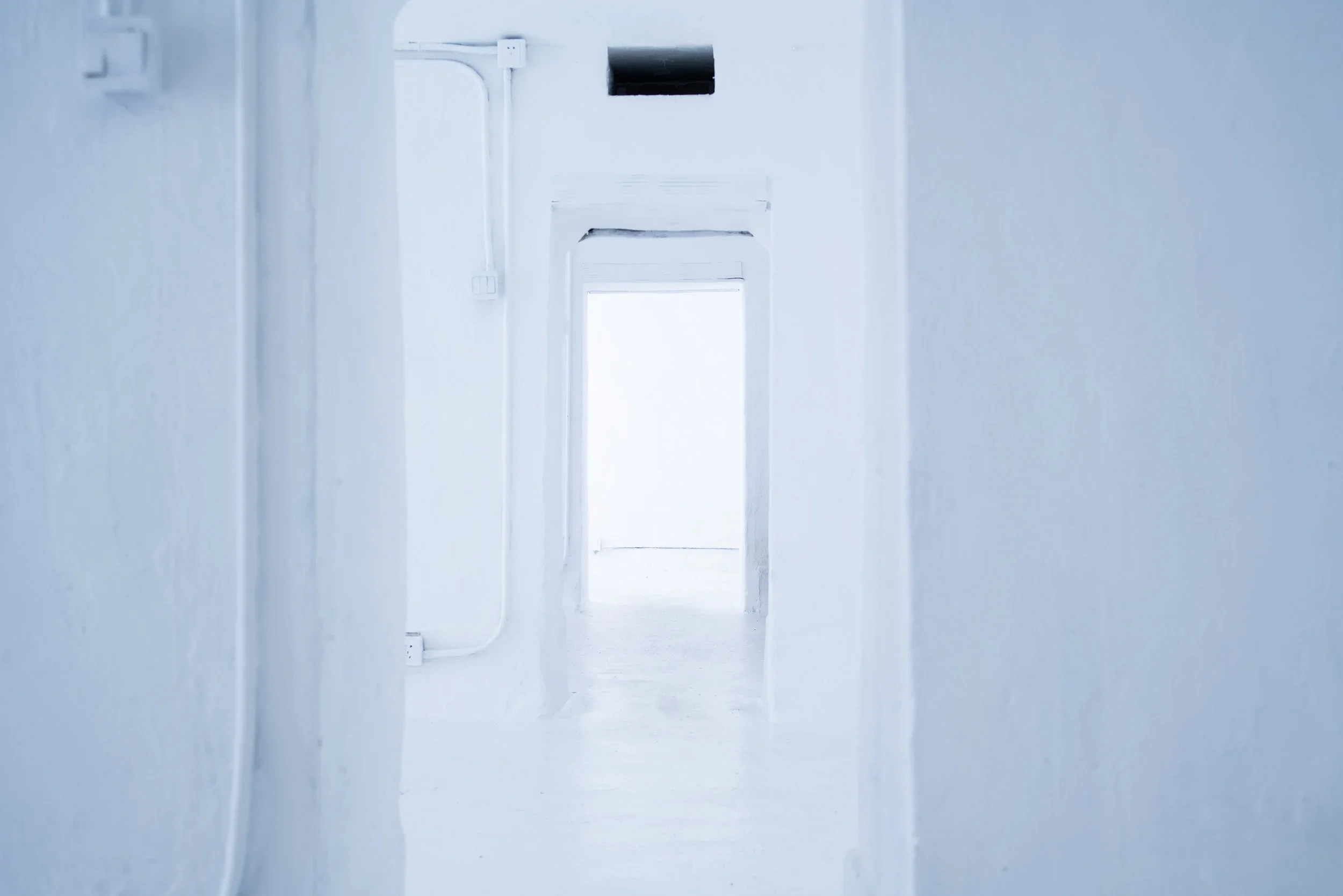 SAFE HOUSE #3《安全屋 #3》   AUDIOVISUAL INSTALLATION ALUMINUM PLATE, ALUMINUM PROFILE, BIRCH BOARD, SPEAKERS, POWER AMPLIFIER, FREQUENCY DIVIDER, LF ELECTRODELESS LAMP, WIRE, SCREW, FLASH DISK, 5-CHANNEL SOUND  灯光声音装置 铝板,铝型材,桦木板,喇叭,功放,分频器,低频无极灯,线材, 螺丝,