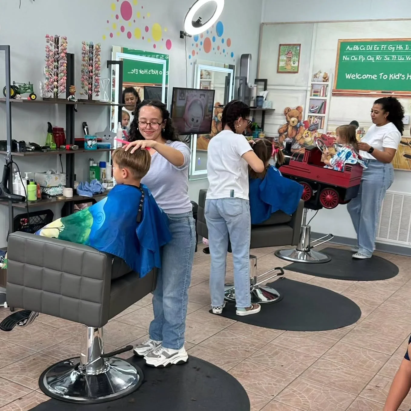No, we don't have a uniform, but how cute when we end up matching anyway! 💈💇🏻&zwj;♀️

#kidshairetc #kidshair #nolakids #kidscuts #kidshair #kidsstyle #childshair #haircuts #fade #layers #syle #hair #hairstyle #hairdesign #metairiekid  #barber #bae