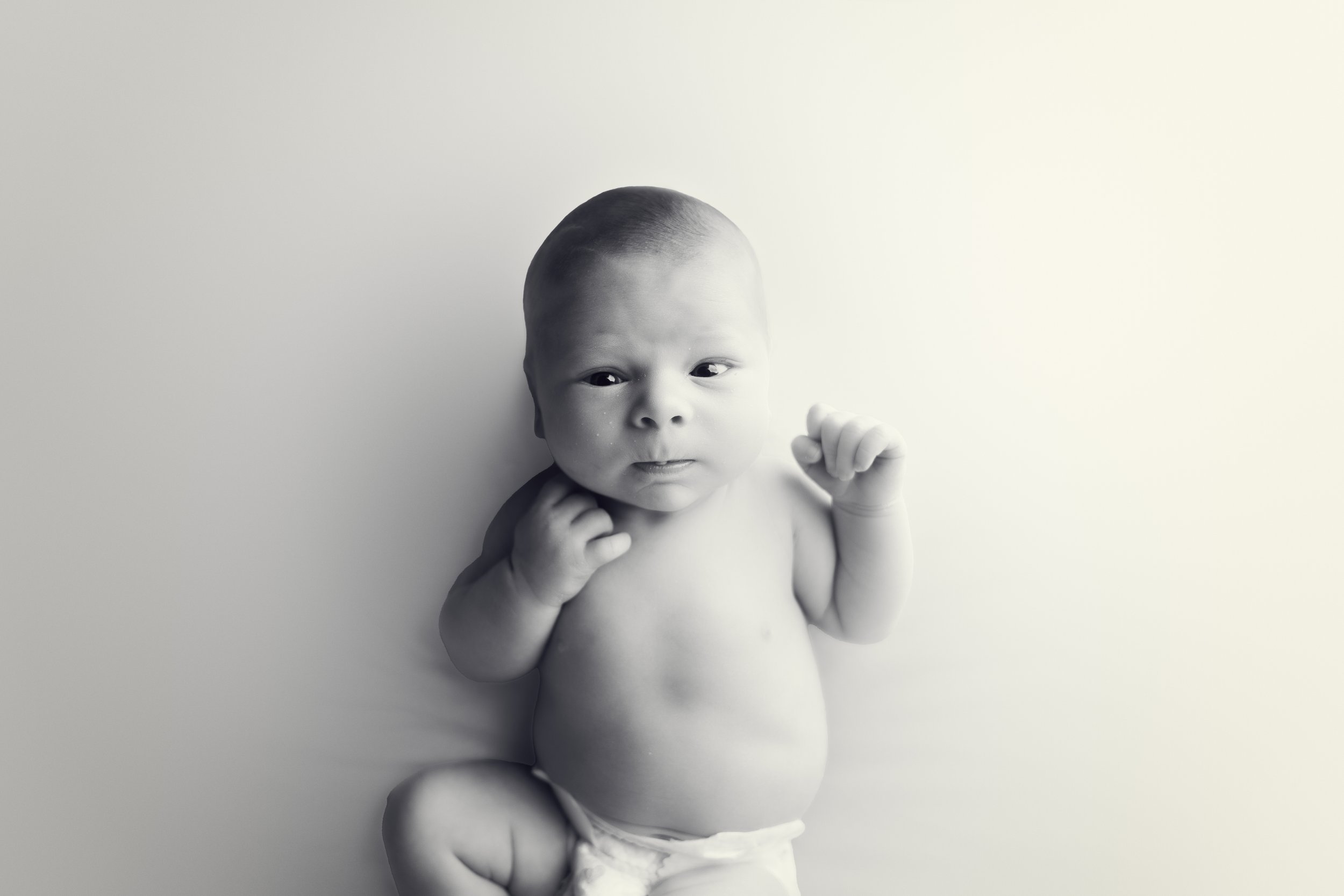 Black and white photo of a baby lying on a blanket, newborn photo, cameron newborn photographer