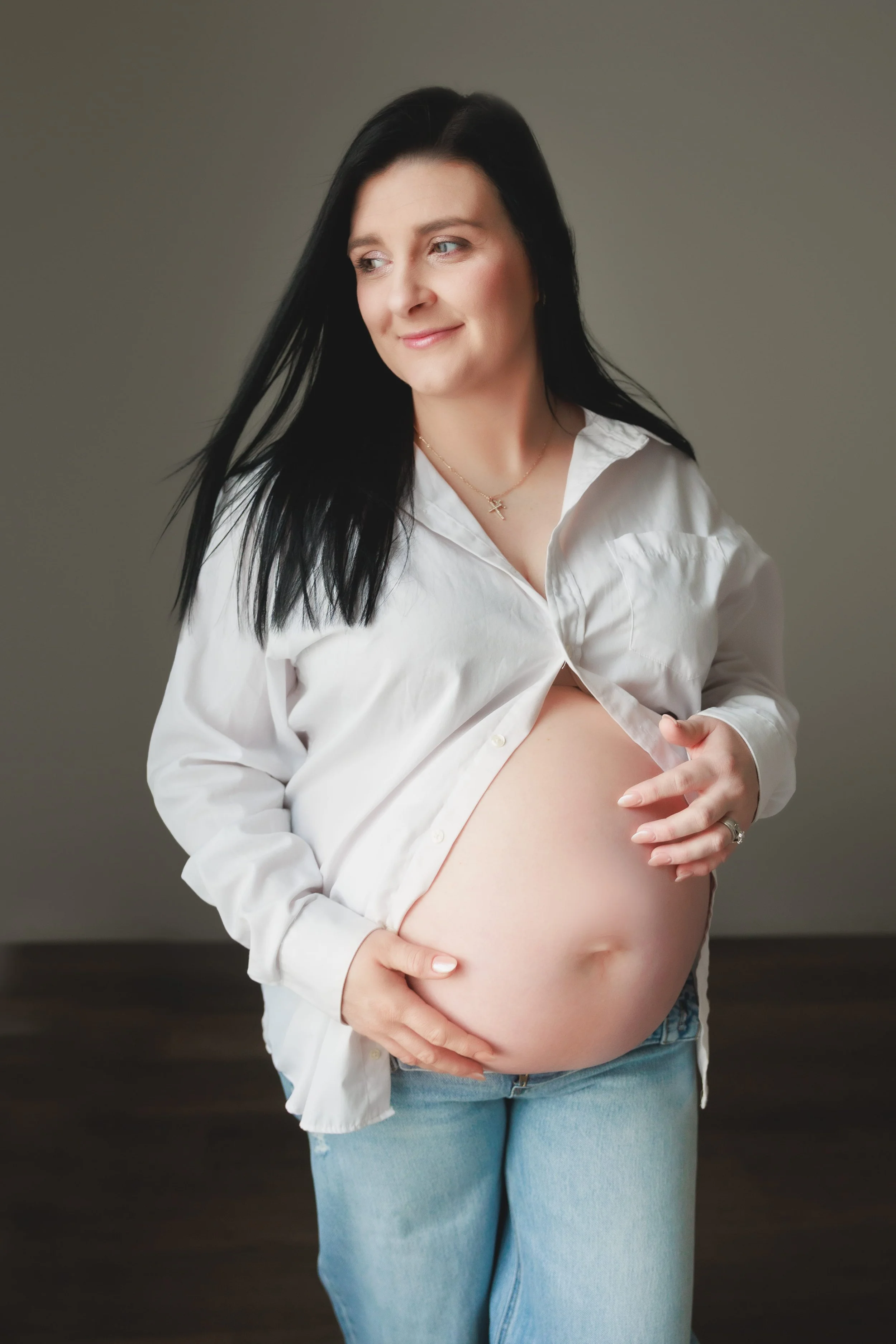 Glam Gowns vs. Everyday Attire: Choosing Your Perfect Maternity photo session style