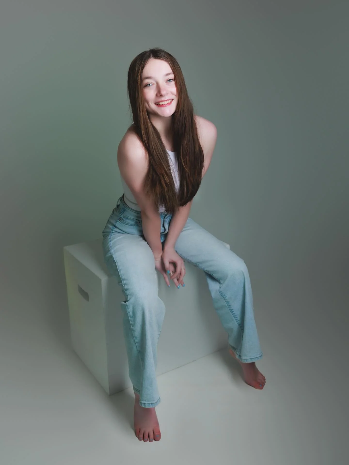 Senior Photos, but Make It Editorial 

If you&rsquo;ve been saving those clean, white background studio shots&hellip; this is your sign to actually do them right.

Because here&rsquo;s the thing&mdash;these aren&rsquo;t just &ldquo;simple photos.&rdq