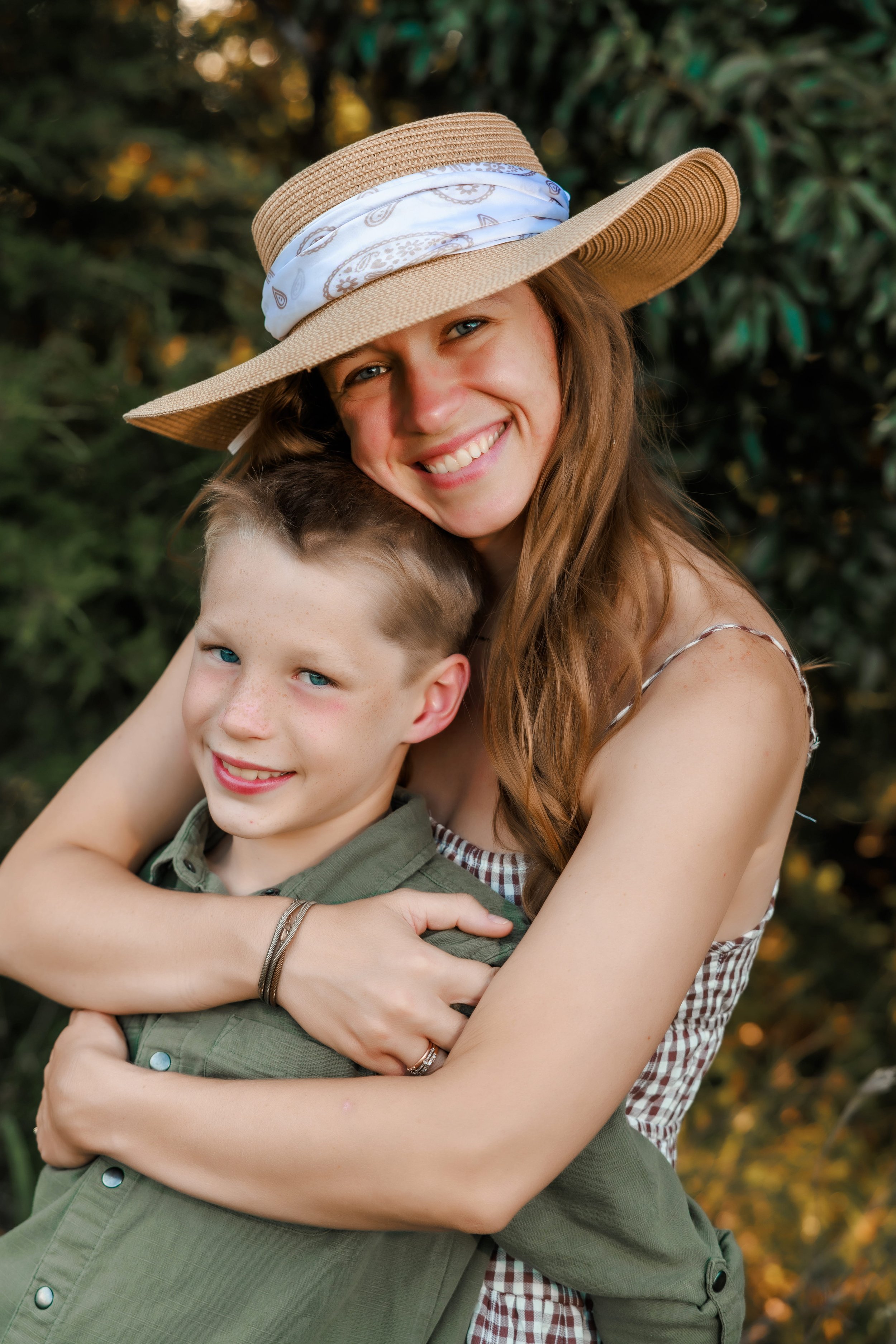   what to wear for family photos - outfit inspiration for outdoor family session  