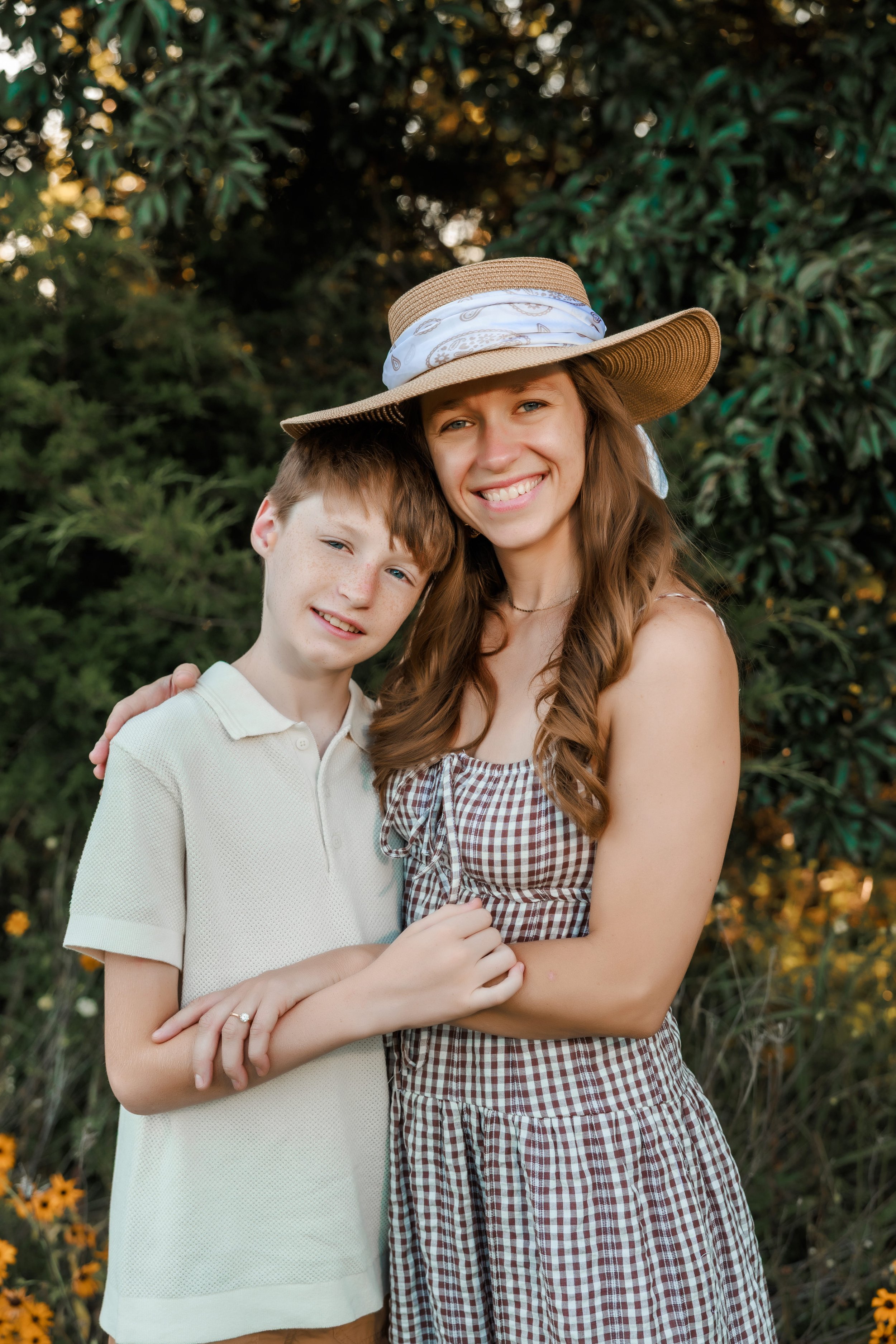   what to wear for family photos - outfit inspiration for outdoor family session  