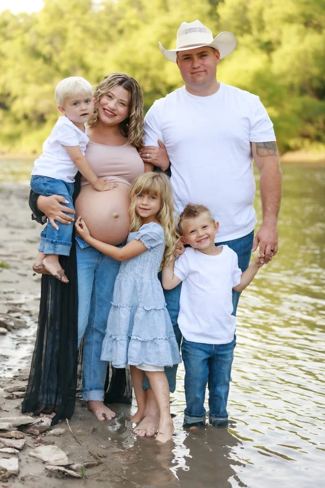   natural maternity portrait outdoor photography Missouri  