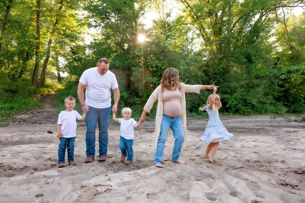   natural maternity portrait outdoor photography Missouri  
