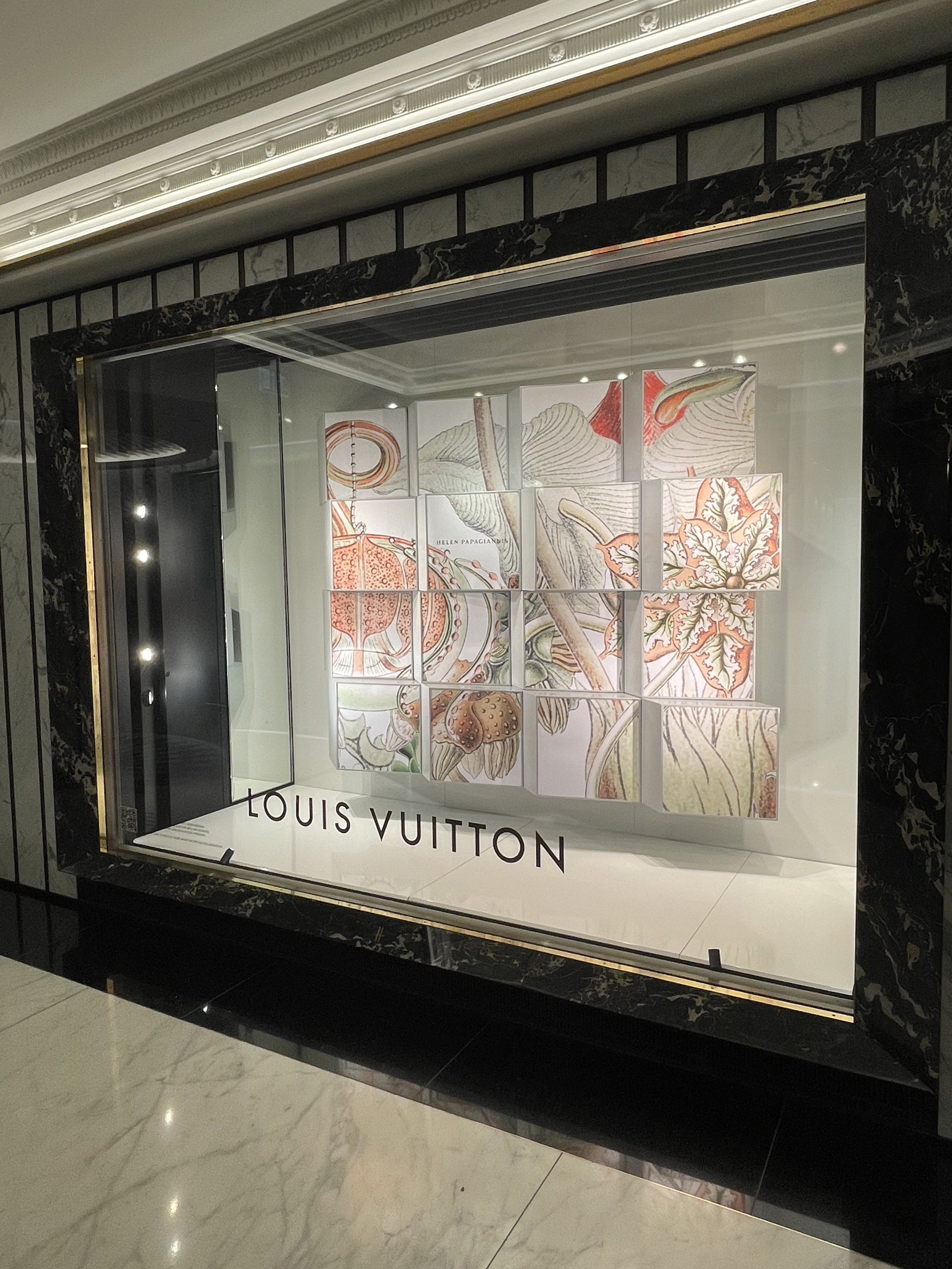 Louis Vuitton Display  Louis vuitton store, Louis vuitton