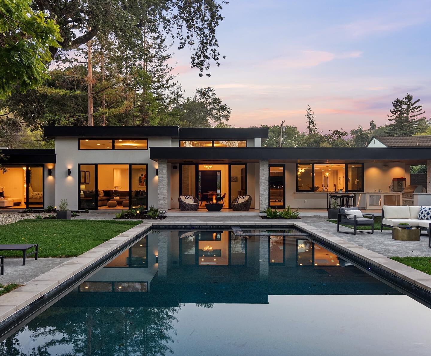 Dulcy Freeman of @goldengatesir has sold Silicon Valley real estate since 2001, guiding countless individuals and families through the real estate process.&nbsp;She represents this exceptional property at 1880 Carmelita Drive, San Carlos, a fantastic