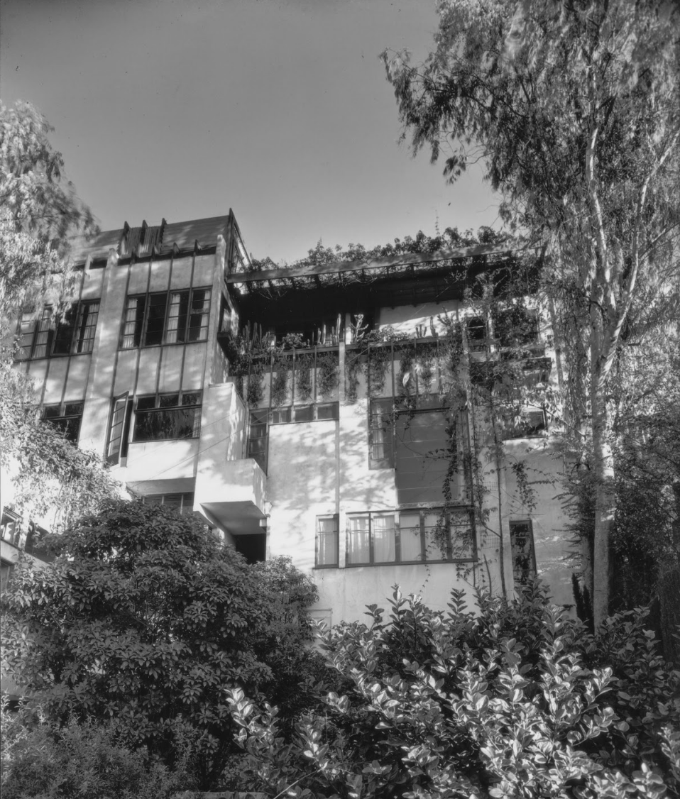 Archival photo of the central building at Manola Court, taken by Julius Shulman in 1938. Photo courtesy of the Getty Research Institute.