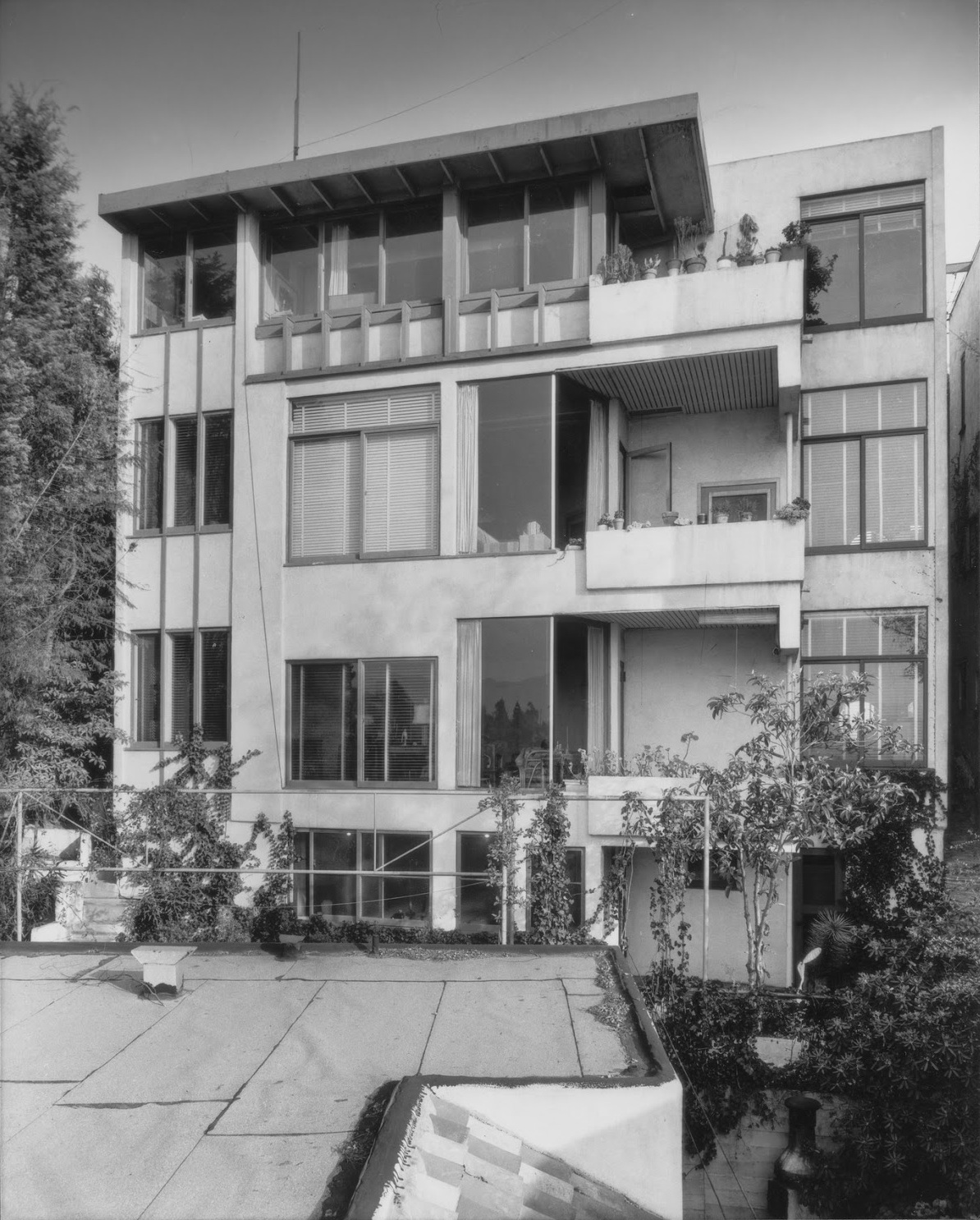 One of the five freestanding buildings at Manola Court, photographed by Julius Shulman in 1938. 