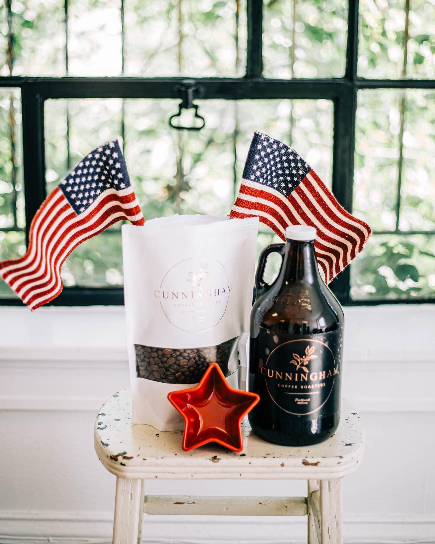 Red, white, and B R E W 🇺🇸

Cunningham cold brew concentrate, delivered to your door 💋

order link in bio❤️🤍💙
 
📸 @jamieleonettiphotography 

#coldbrewcoffee #portlandcoffee #familybuisness #coffeedelivery #fourthofjuly #coldbrewgrowlers