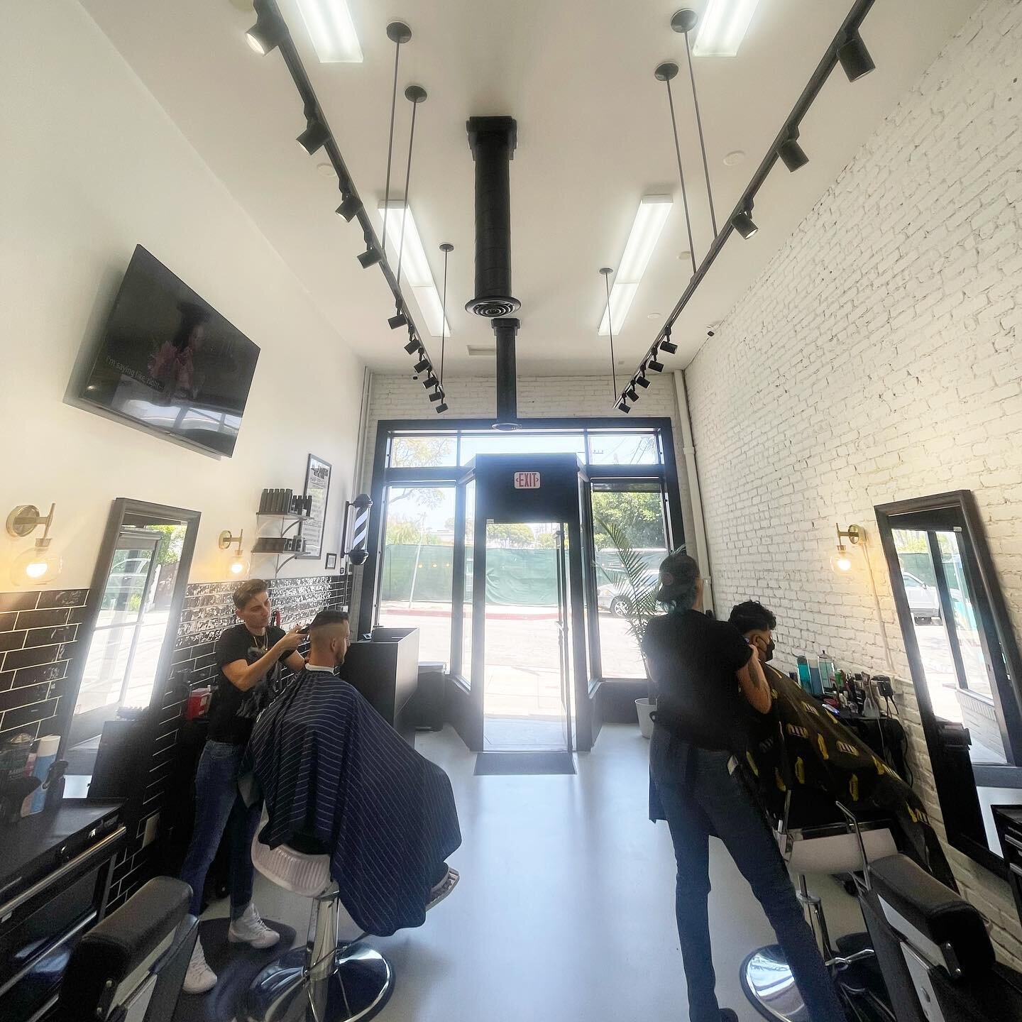 Happy Friday ☀️
.
.
.
.
.
.
.
.
.
#barbershop #glendale #losangeles #americana #buzzedbarbers #burbank #eaglerock #barbers #barber #lacanada #westhollywood #beverlyhills #silverlake #losfeliz #beardgang  #barberlife #glendalegalleria #menssalon #fres