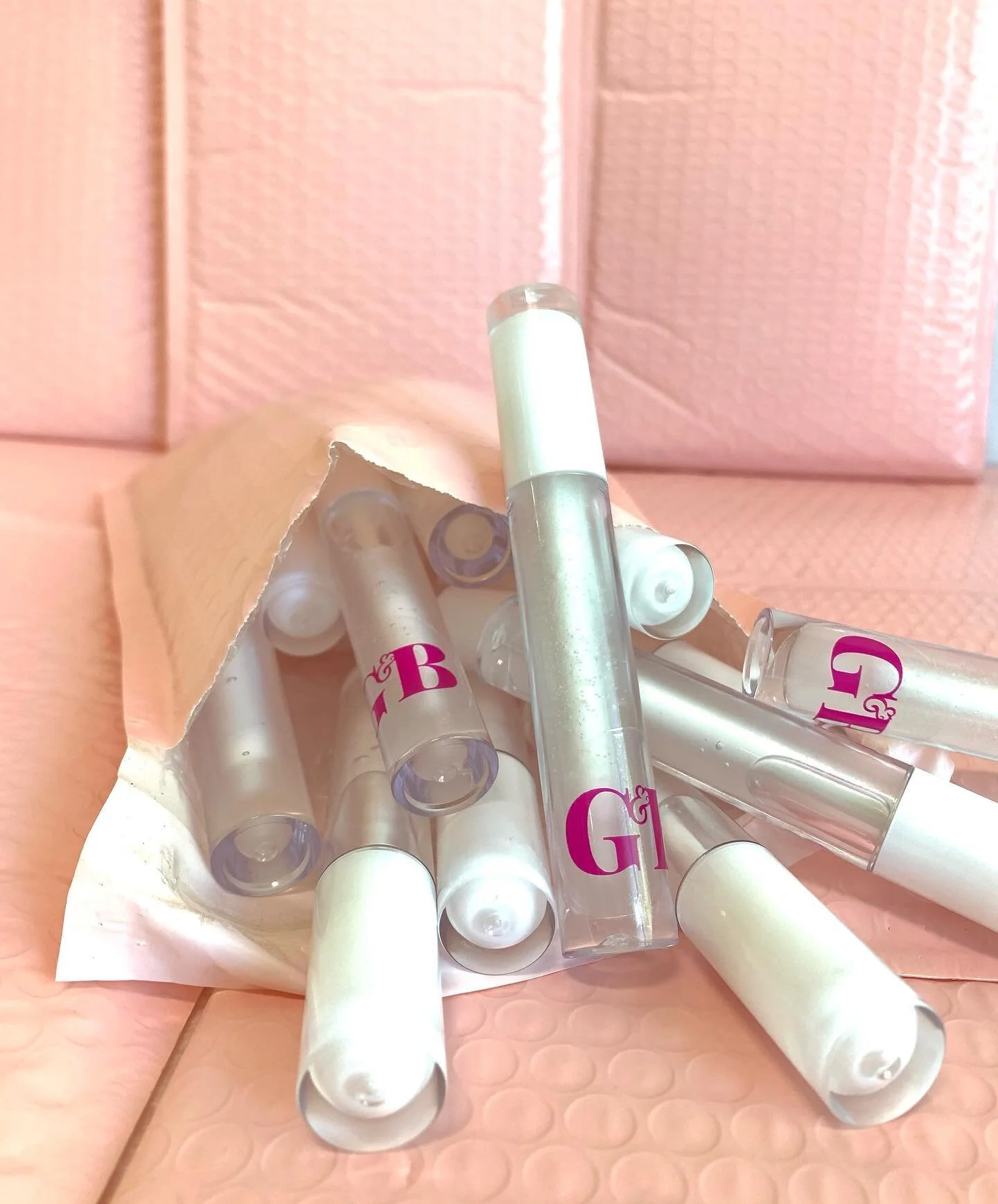 Thank you for everyone who ordered yesterday 🛍💕 , all orders will be shipped out by tomorrow!

Meanwhile, enjoy a picture of my clear glosses coming out on May 15th 🤍