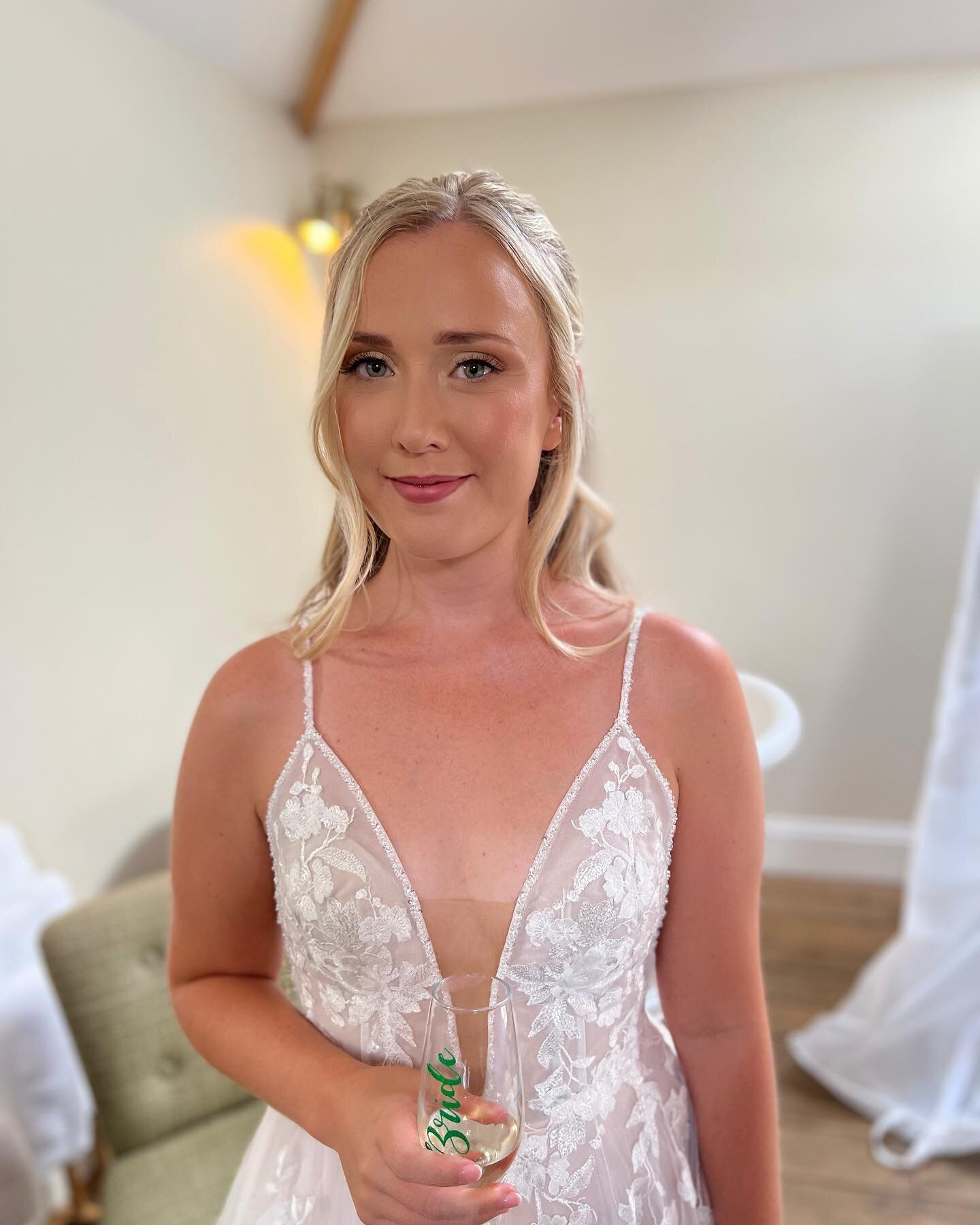 Grace 🤍 

&bull; 

Hair &amp; Makeup by me ✨ 

Such a beautiful morning with Grace and her Bridal party at the lovely @aptonhall 🥂 

&bull; 

 #makeup #makeupartist #glammakeup #mobilemakeupartist #chelmsfordmakeupartist #essexmakeup #essexmakeupar