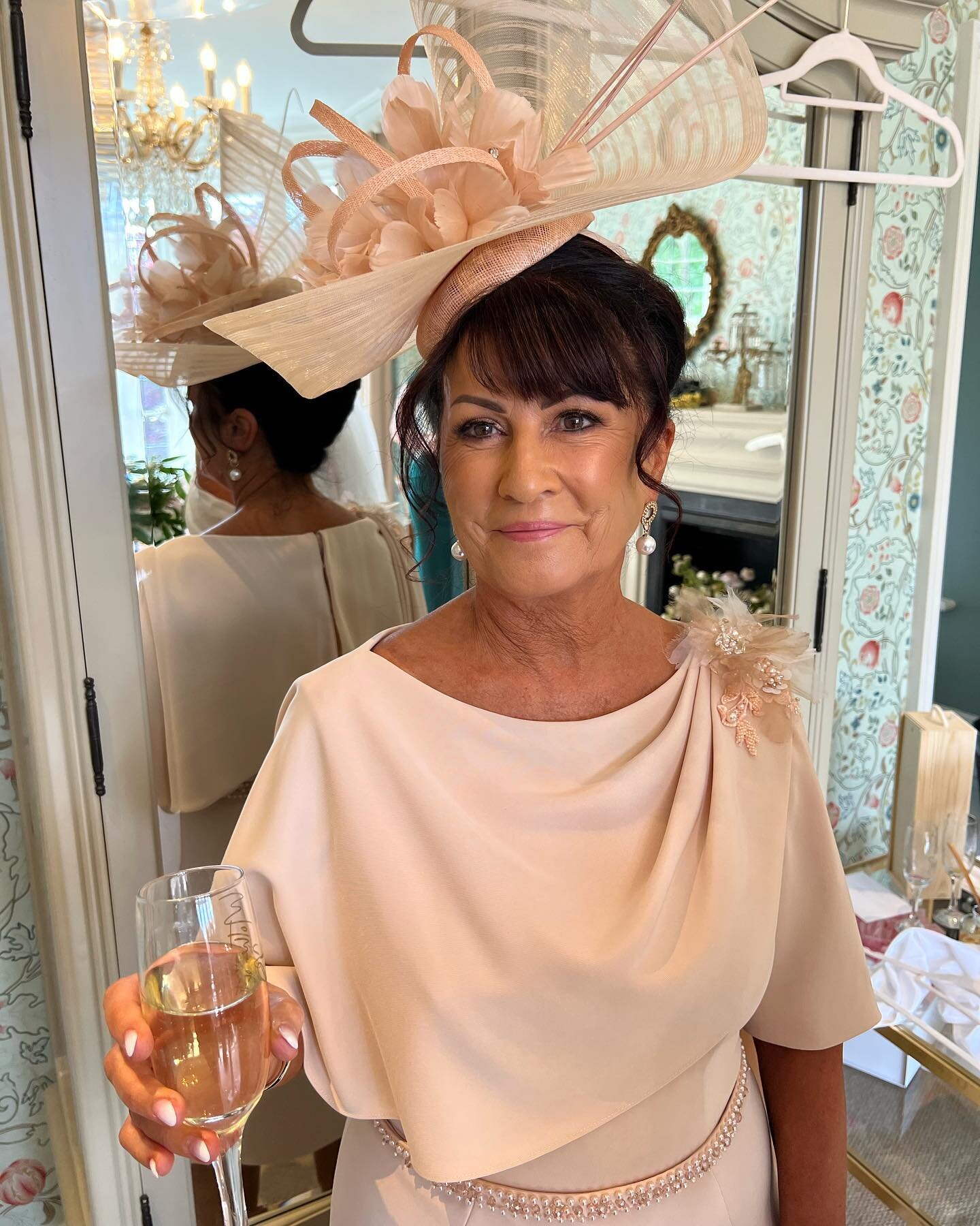 Mother of the Bride makeup 🤍 

&bull; 

Venue @baddowparkhouse 

 #makeup #makeupartist #glammakeup #mobilemakeupartist #chelmsfordmakeupartist #essexmakeup #essexmakeupartist #hair #hairstylist #mobilehairstylist #waveshair #glamhair #hollywoodcurl