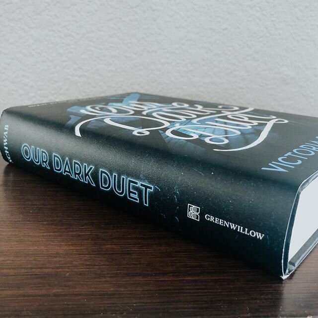 What’s a book that pulled at all your heartstrings?
•
Happy Friday friends! It’s nearly the weekend ? and it’s #favoritebooksfriday. Today I’m sharing Our Dark Duet by Victoria Schwab (which might be my favorite novel of hers ever). This story is all about monsters who want to be human and humans who act like monsters. And the ending ?? it’s so good and worth it to read but you’ll definitely cry!
•
Do you have any fun weekend plans?!