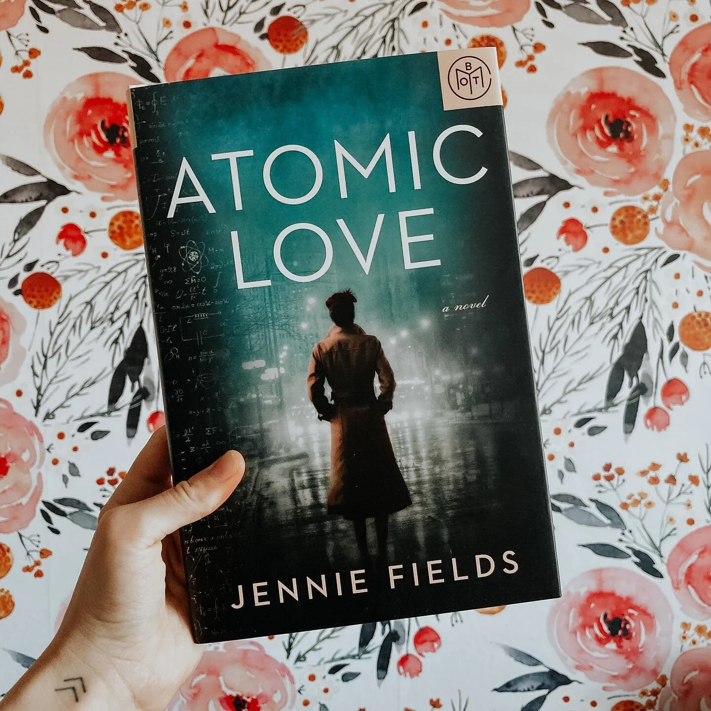 Is there a genre that continues to surprise you?
•
A few years ago I sort of swore off most historical fiction books. A lot of the ones I picked up (then put down) I didn’t like! It’s been a hit or miss genre for me. But thanks to @mommaleighellensbooknook I’ve been reading more!
•
I just finished Atomic Love last week which I read as part of her book club! While this book was more romance heavy, and did leave me wanting more of the history, I really enjoyed Atomic Love!
•
We follow Rosalind who was a scientist during WWII. She’s now living with the guilt of what the bomb she helped create did. I haven’t read a book that takes place during the Cold War and I really enjoyed this post war history.
•
This book has FBI agents, ex-lovers, and a lot of mystery. I didn’t love some of the manipulation that took place and the ending was a little anti climatic for me, but it was still an enjoyable read overall.
•
I also liked how the PTSD representation was handled.
•
⭐️⭐️⭐️⭐️
•
#tayeppreviews
•
TW: war scenes(flashbacks), PTSD, and manipulation,