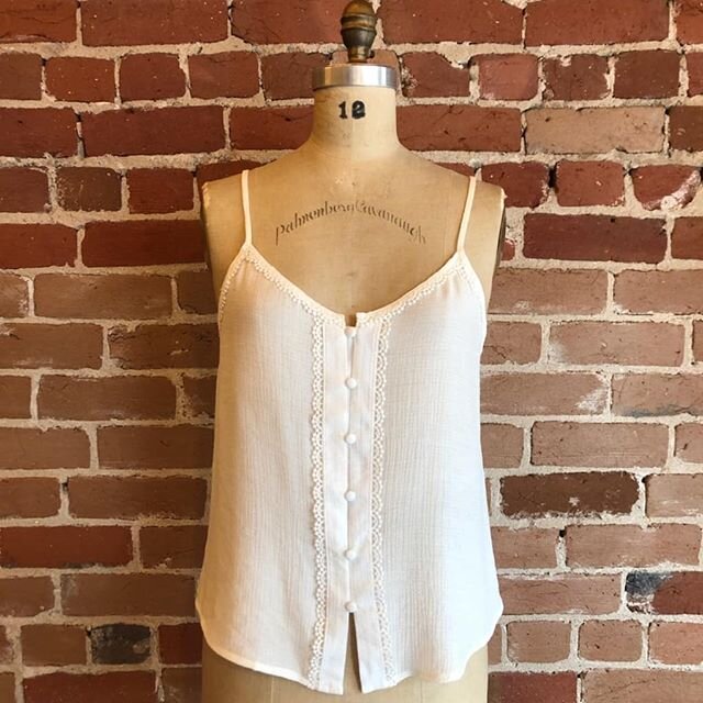 This button front tank is perfect for this weather!
😍🌞😍🌞😍🌞
.
.
.
.
#yolo #yoloclothing #yoloinsalida #shopsalida #shoplocal #supportlocal #salidasttrong #summerweather #socute #buttontank