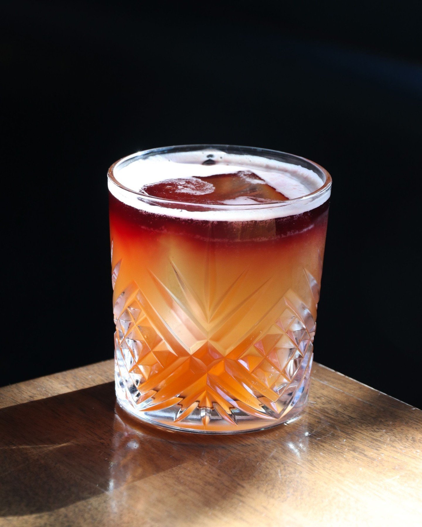 Wine lovers meet bourbon enthusiasts 🍷🤝🥃 ⁠
⁠
Across the Pond | bourbon, cardamaro, lemon, angostura, Cabernet Sauvignon