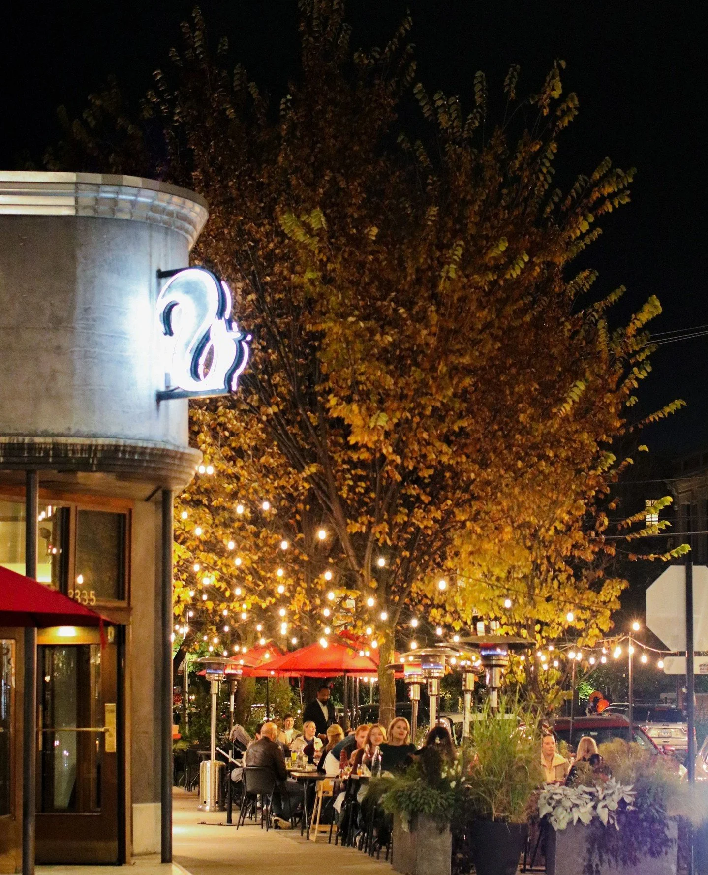 Happy first day of fall from Coda di Volpe. 🍂⁠
⁠
Here&rsquo;s to crisp evenings on Southport, seasonal flavors, and plenty of pizza and pasta around the table. 🍕🍝⁠
⁠
#FirstDayOfFall #FallInChicago #ChicagoFall #CodaDiVolpe #SouthportCorridor #Lake