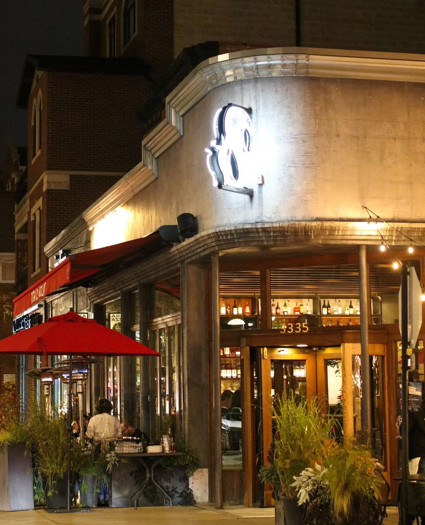 Patio season isn&rsquo;t over yet ✨ Warm days, crisp nights, and cocktails under the lights 🍸