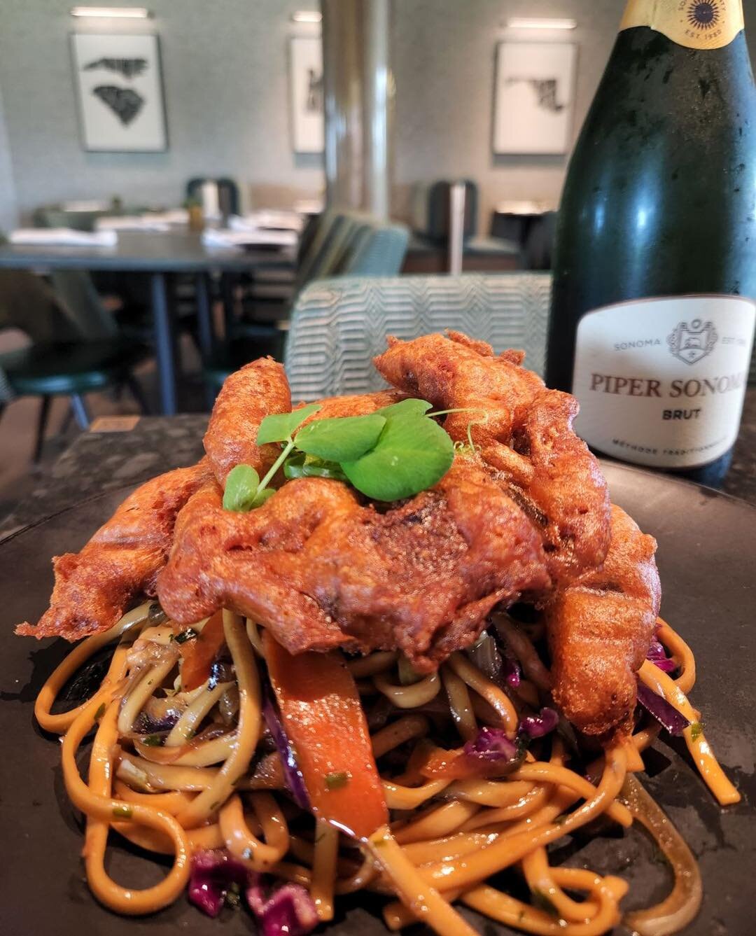 Where are our seafood lovers tonight? We have your plans dinner covered!! 😍

🦀 Tempura fried soft shell crab over stir-fried noodles and vegetables 

#tonightsdinnerfeature 
#cheffeature
#dinnerplans
#dinnerdate 
#seafoodlover 
#softshellcrab 
#cra