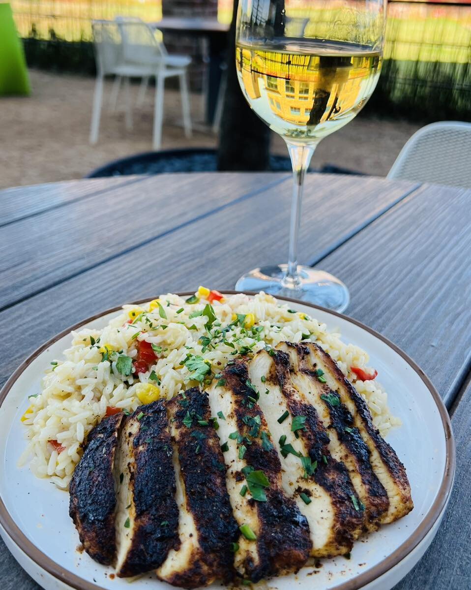 Wine not bring your work with you, and let&rsquo;s have a working lunch! Cheers! 😉🍷 

👉🏼 Blackened Chicken with Southwestern Rice 

👉🏼 Soup of the Day: Shiner Bock Chili
👉🏼 Veggie of the Day: Garlic Herb Broccolini 

#todayslunchfeature 
#wor