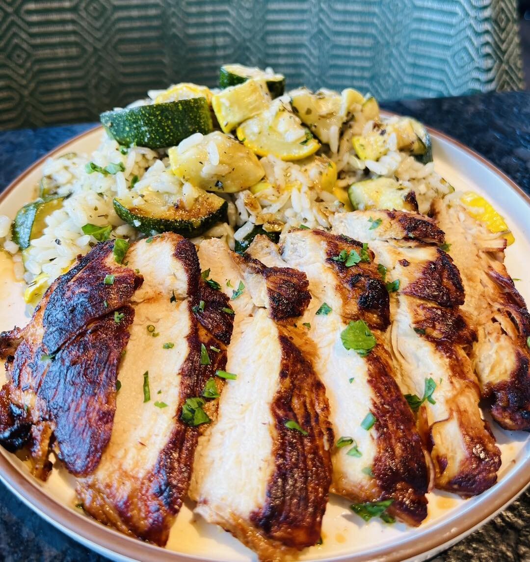 Come chase away those mid-week blues with us!! 😎 

👉🏼 Chili Lime Chicken with a vegetable herb rice

👉🏼 Soup of the Day: Corn Chowder
👉🏼 Veggie of the Day: Fried Plantains with green goddess dressing 

#todayslunchfeature 
#lunchtime 
#midweek