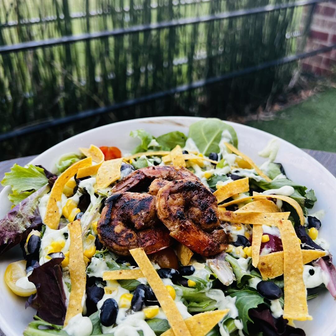 Lunch is the best time of the day&hellip;that is until we get to dinner! 😉 

👉🏼 Southwest Salad served with chipotle marinated shrimp and avocado ranch dressing

👉🏼 Soup of the Day: Corn Chowder 

#todayslunchfeature 
#lunchideas 
#workinglunch 