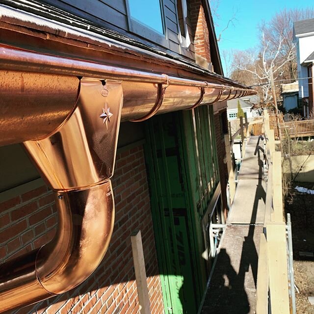 Copper fascia, 6&rdquo; Half round copper gutters and downspouts coming together nicely for @whitaker_construction -
-
-
#copper #gutters #skilledtrades #roofers #carpentry