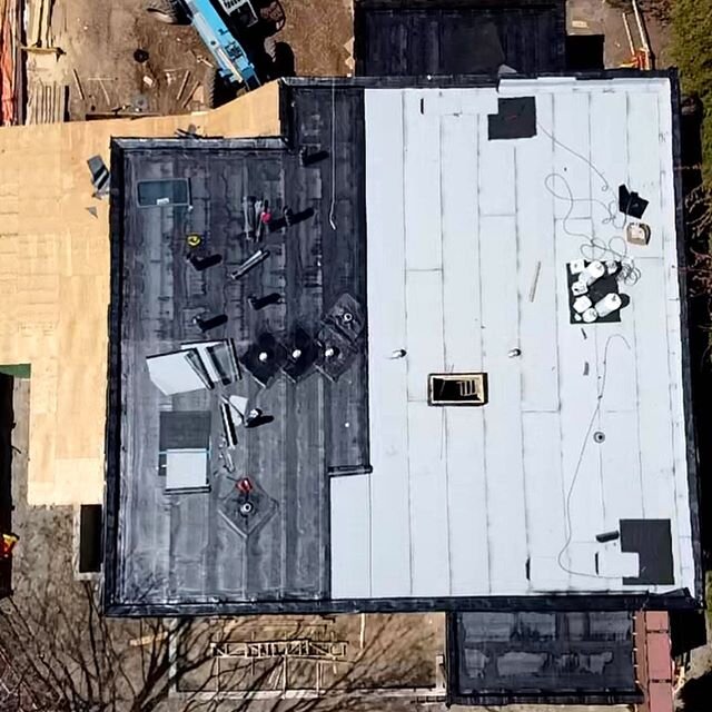 The guys got the modified bitumen all wrapped up on the main roof today for @hummingbirdhillhomes -
-
-
#roofers #roof #custom #flatroofing #toronto  #skilledworkers