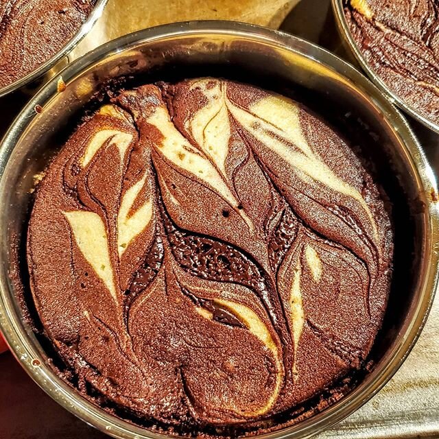 Father's day baking in full effect 😁
.
.
.
This is a Marble Cake comprising of vanilla cake, chocolate cake and dark chocolate fudge swirl! All by the wonderful @chelsweets.
.
.
This cake used the reverse creaming method which is a first for me. Che