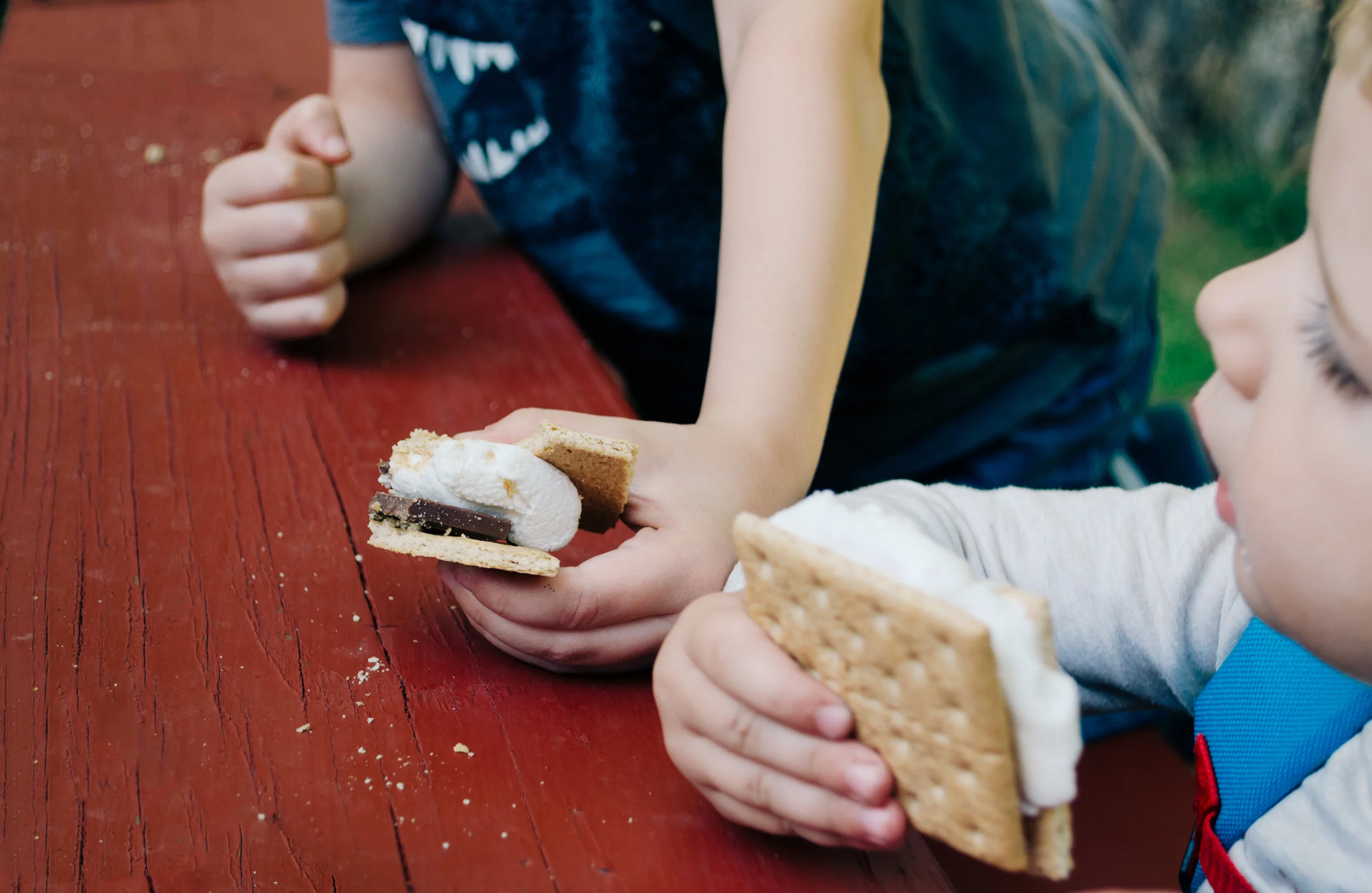 If you're planning a more casual backyard cookout to celebrate Labor Day, opt for team games like volleyball, tag football or tug of war. If you're planning an elegant evening party, hire a local musician to provide the entertainment. The music may even encourage guests to dance the night away under the stars. If there will be kids at the party, plan some activities for them. Plan to roast s'mores, give them jars to catch fireflies, or set up an arts and crafts table with summer craft ideas like colored sand jars or friendship bracelets.