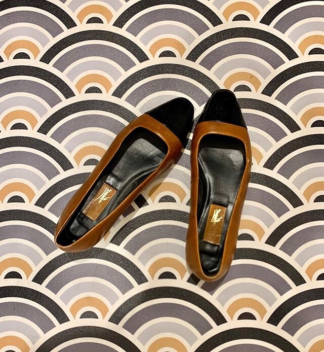 My first pair of true flats in 3 years - an inexplicable hiatus. But I&rsquo;m stoked on these vintage pencil square toes. Outfits to come. Duh.
.
.
.
🤘
.
.
.
.

#stylist #bayareastylist #wardrobe #wardrobestylist #fashion #instagood #silk #flats #d