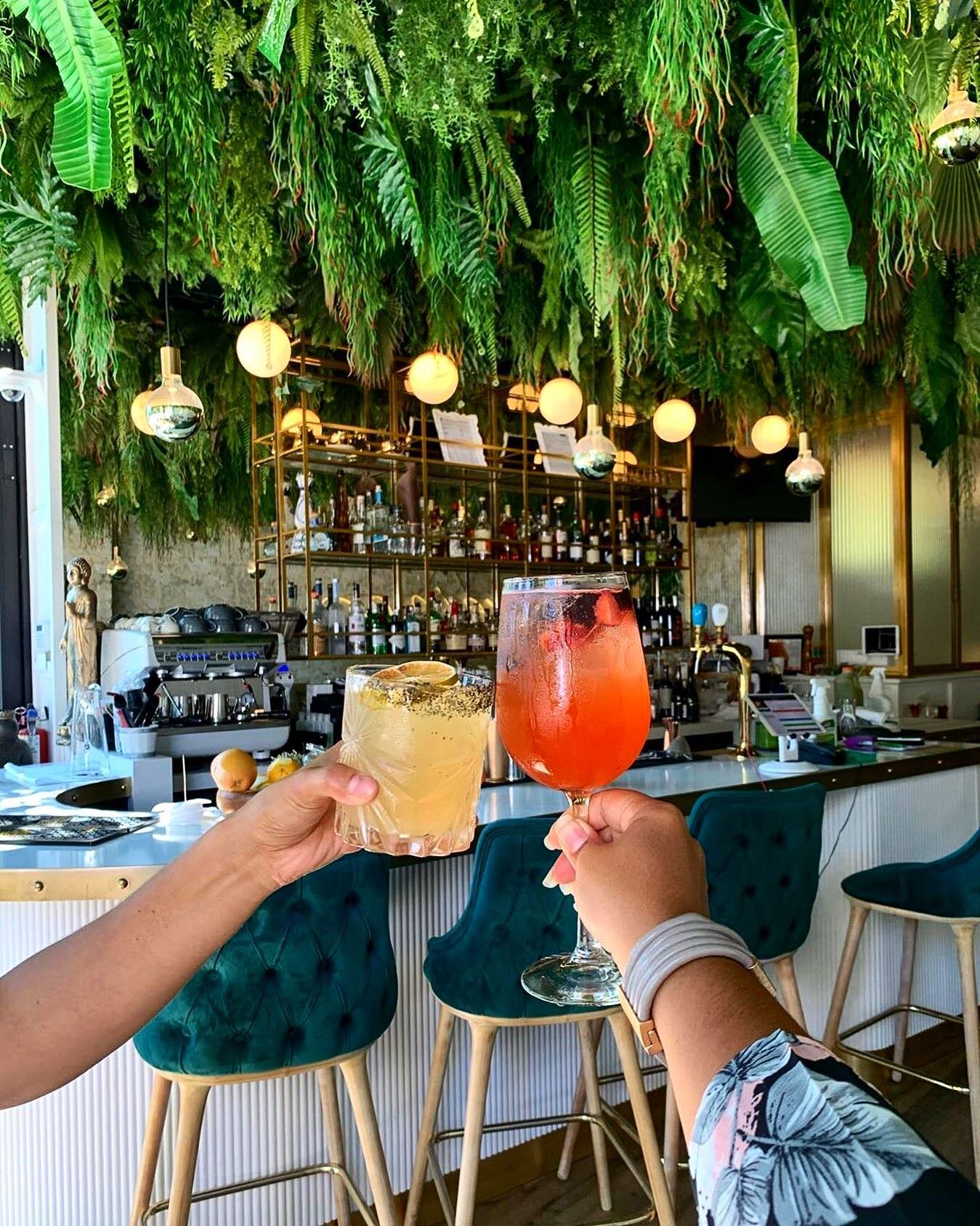 Cocktails anyone? 🍹✨
Make a reservation NOW, via the link in bio. Don&rsquo;t let this weather 🌧 get the best of you. Cheer up, cuz&rsquo; we&rsquo;re still taking reso&rsquo;s + walkin&rsquo;s rain or shine.😉
_____
#ReynaonKing
#CorktownTO
pc. @t