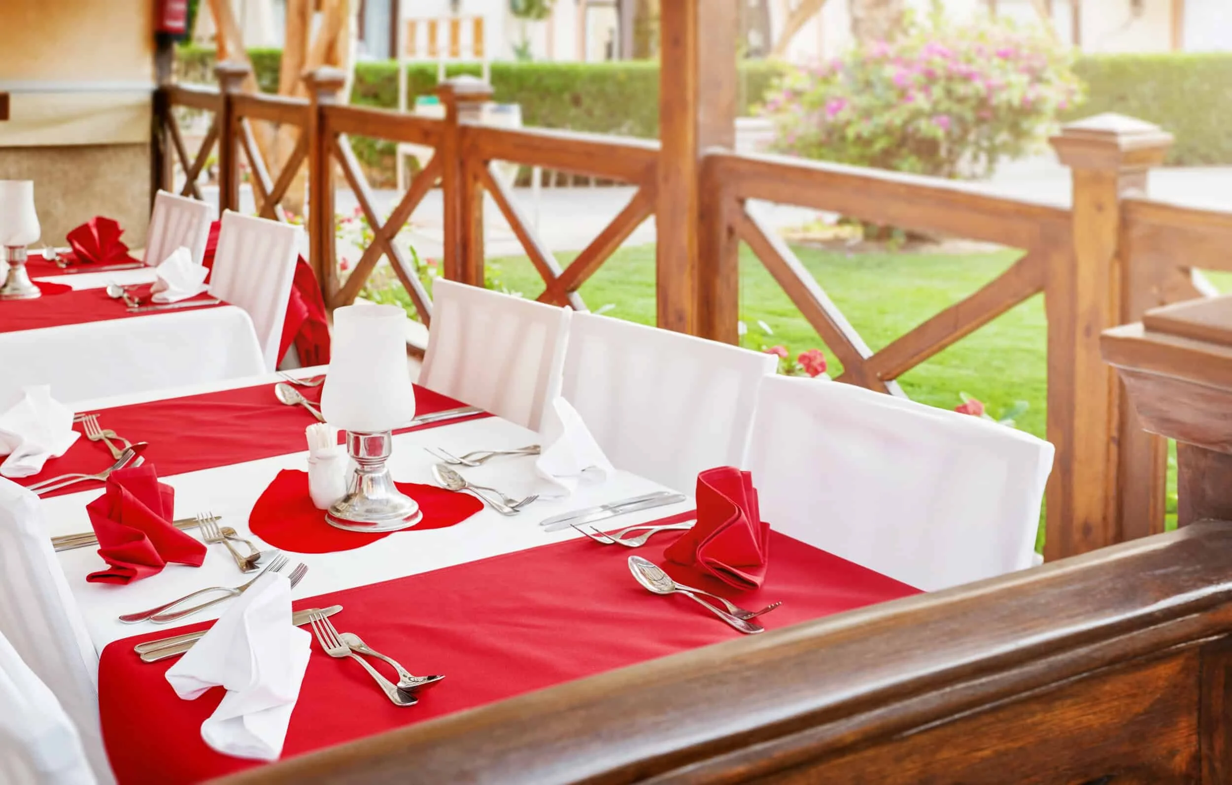 The Tablecloth Details That Shape a Guest's First Impression Before the Meal Arrives